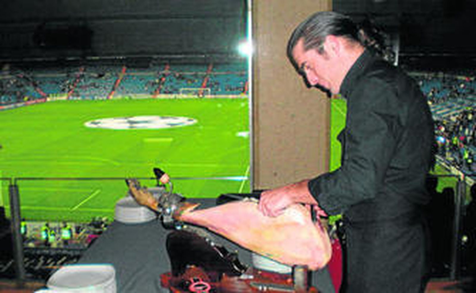 Emilio José García, cortador de jamón de Almería, en el Bernabéu.
