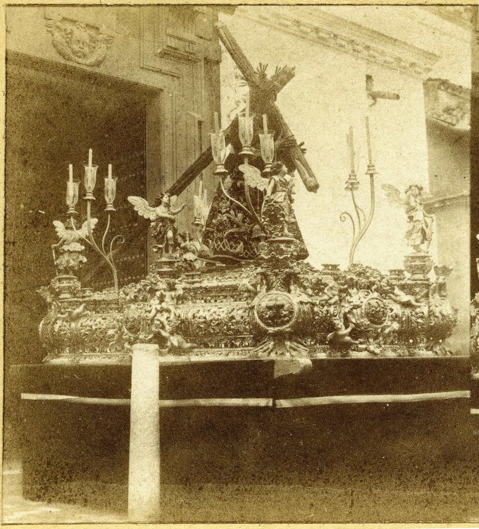 El Señor saliendo de la parroquia de San Lorenzo.