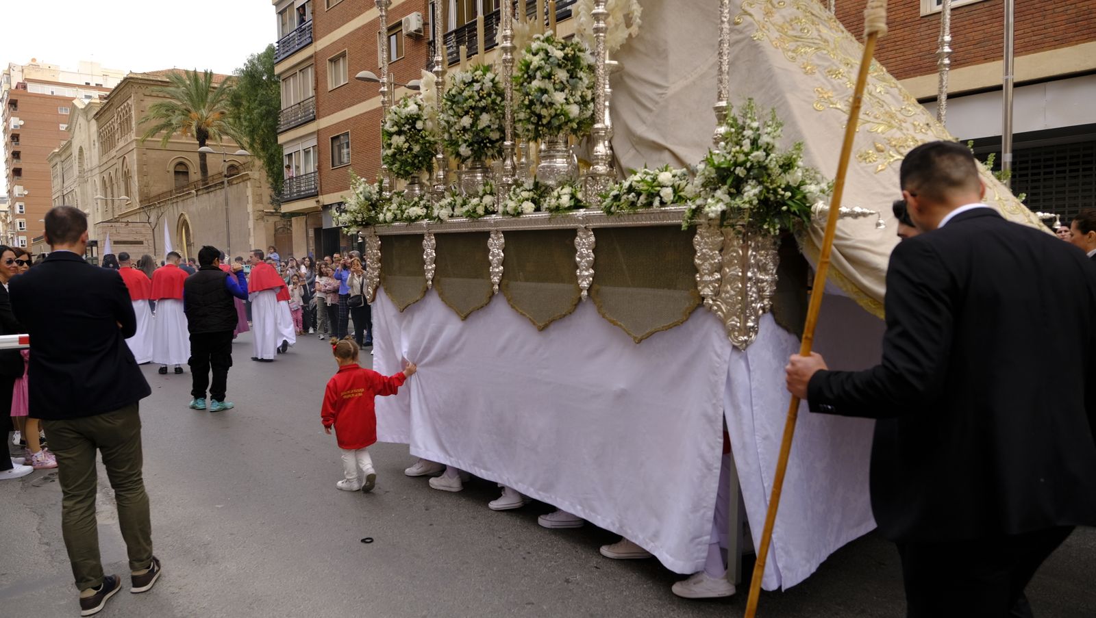 La Borriquita procesiona por las calles de Almería, en imágenes