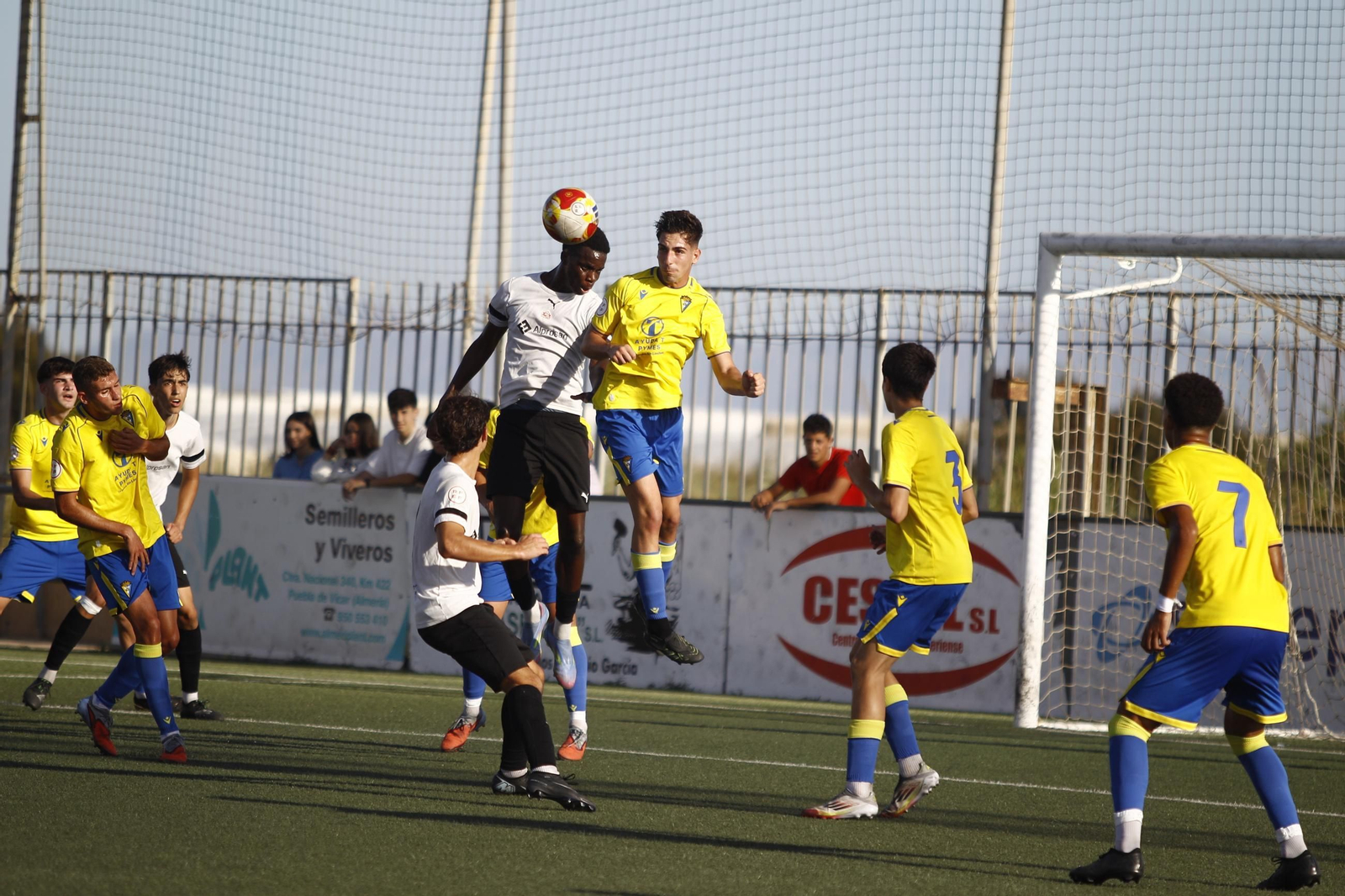 Un jugador del conjunto cañaero disputa un balón aéreo durante un encuentro de la presente temporada.