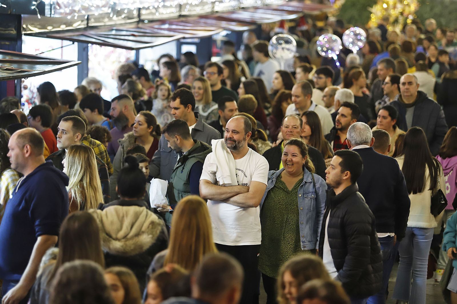 Imágenes del mercado navideño de la Plaza de Las Monjas