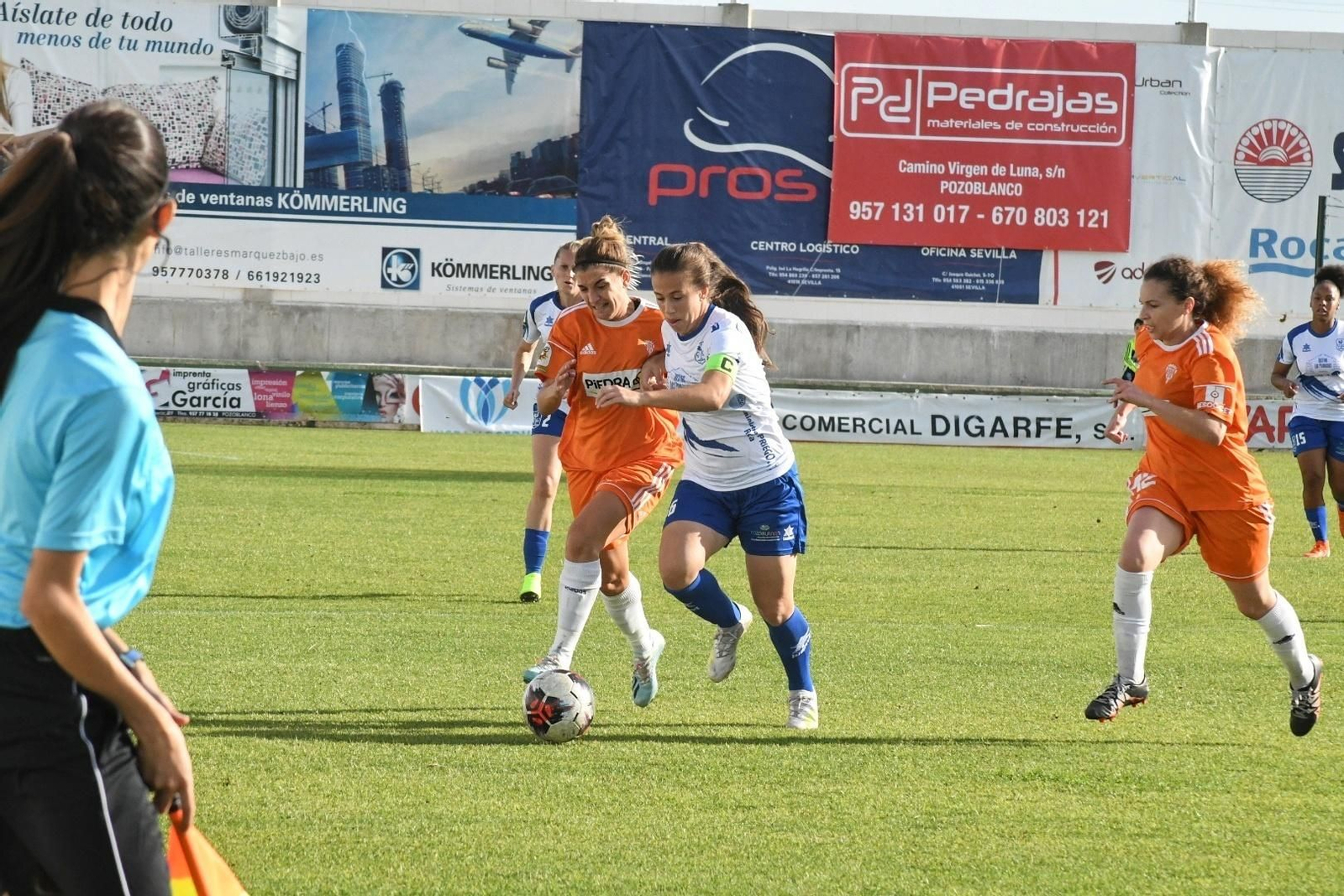 Una jugadora vallesana pugna por la posesión del esférico con una rival