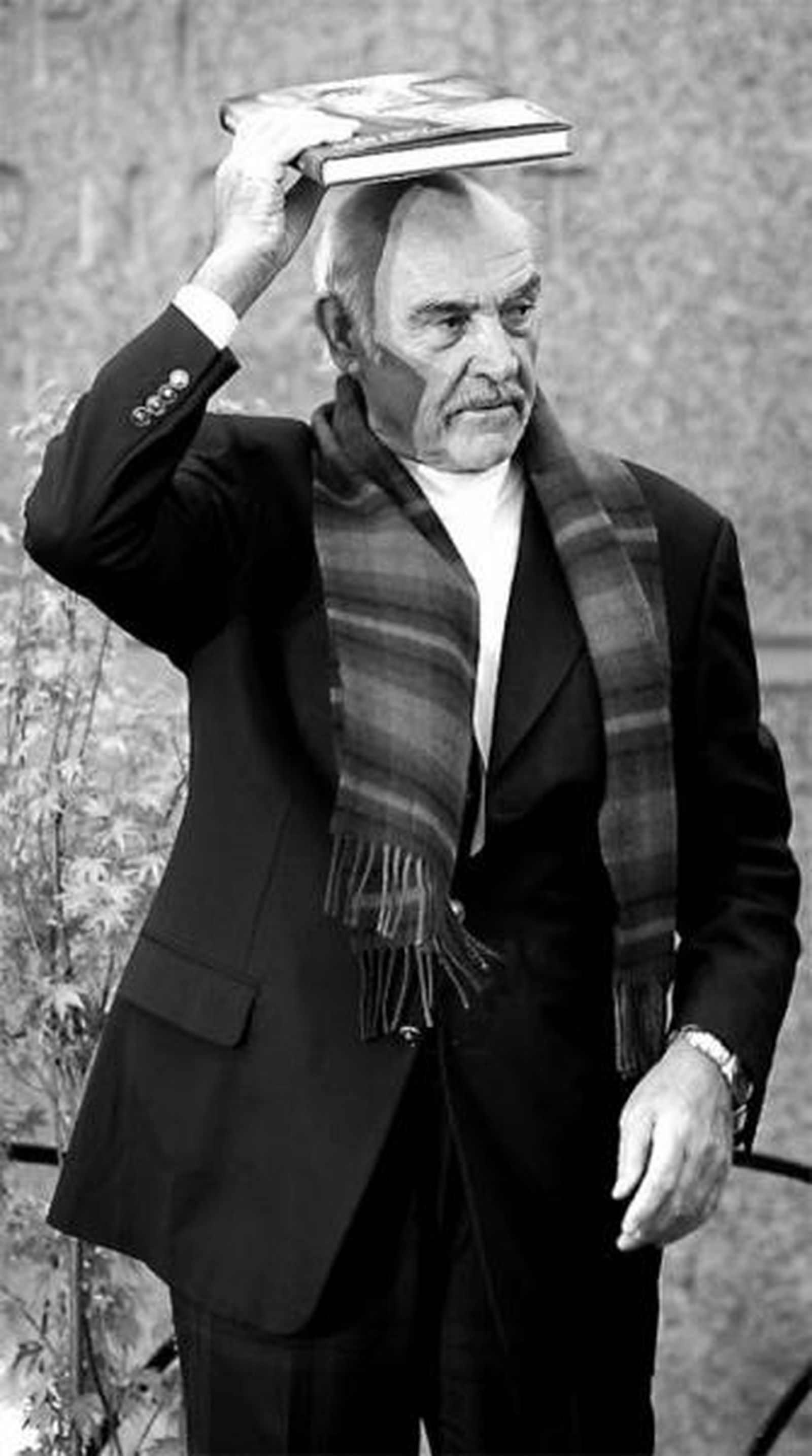 Connery, con la cabeza sentada en su libro, ayer, en Edimburgo.