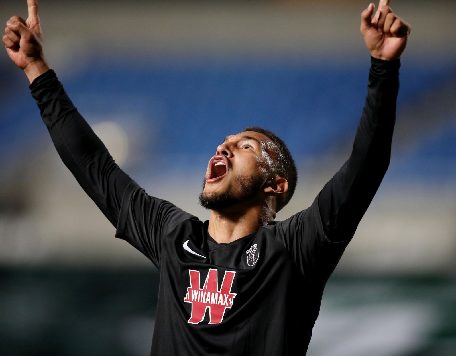 Luis Suárez celebra su primer gol como rojiblanco mirando al cielo de Nicosia.