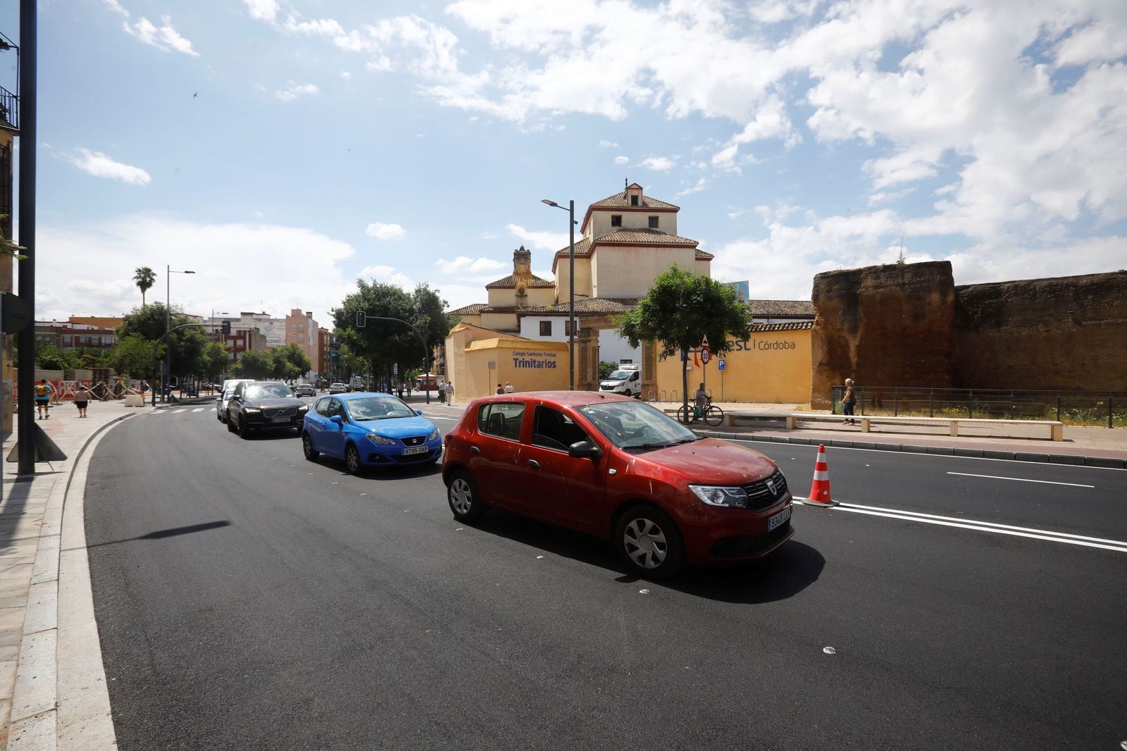 Varios coches circulan por la Ronda del Marrubial.