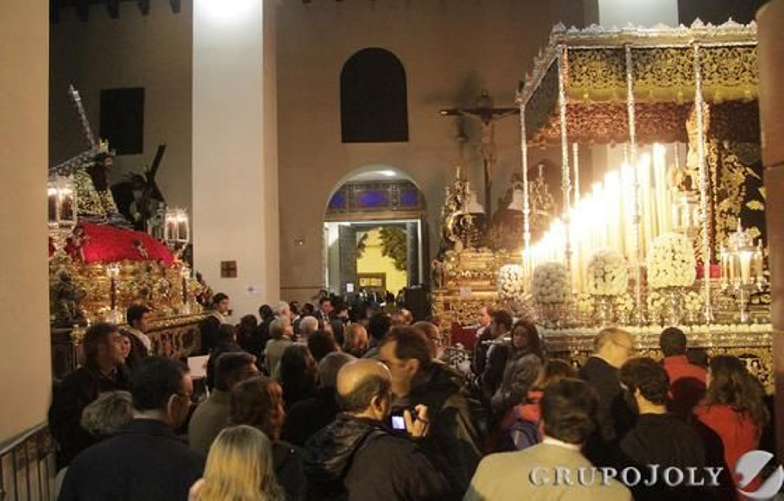 Interior de la Parroquia de San Vicente con sus dos imégenes titulares en sus pasos.

Foto: Victoria Hidalgo
