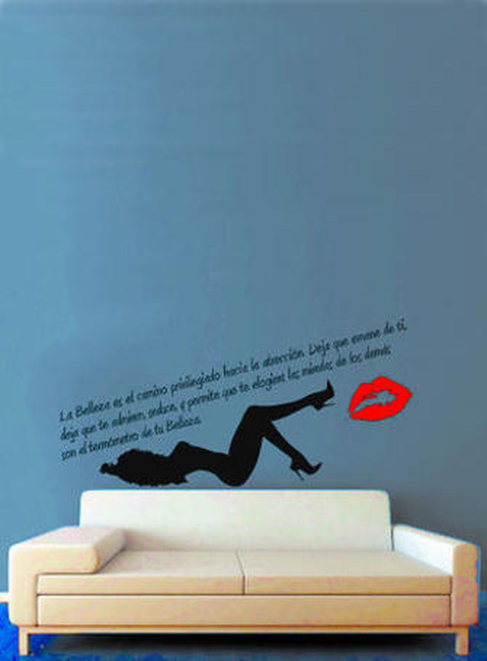 Gina Sales trabaja sobre el vinilo en su nueva oficina.