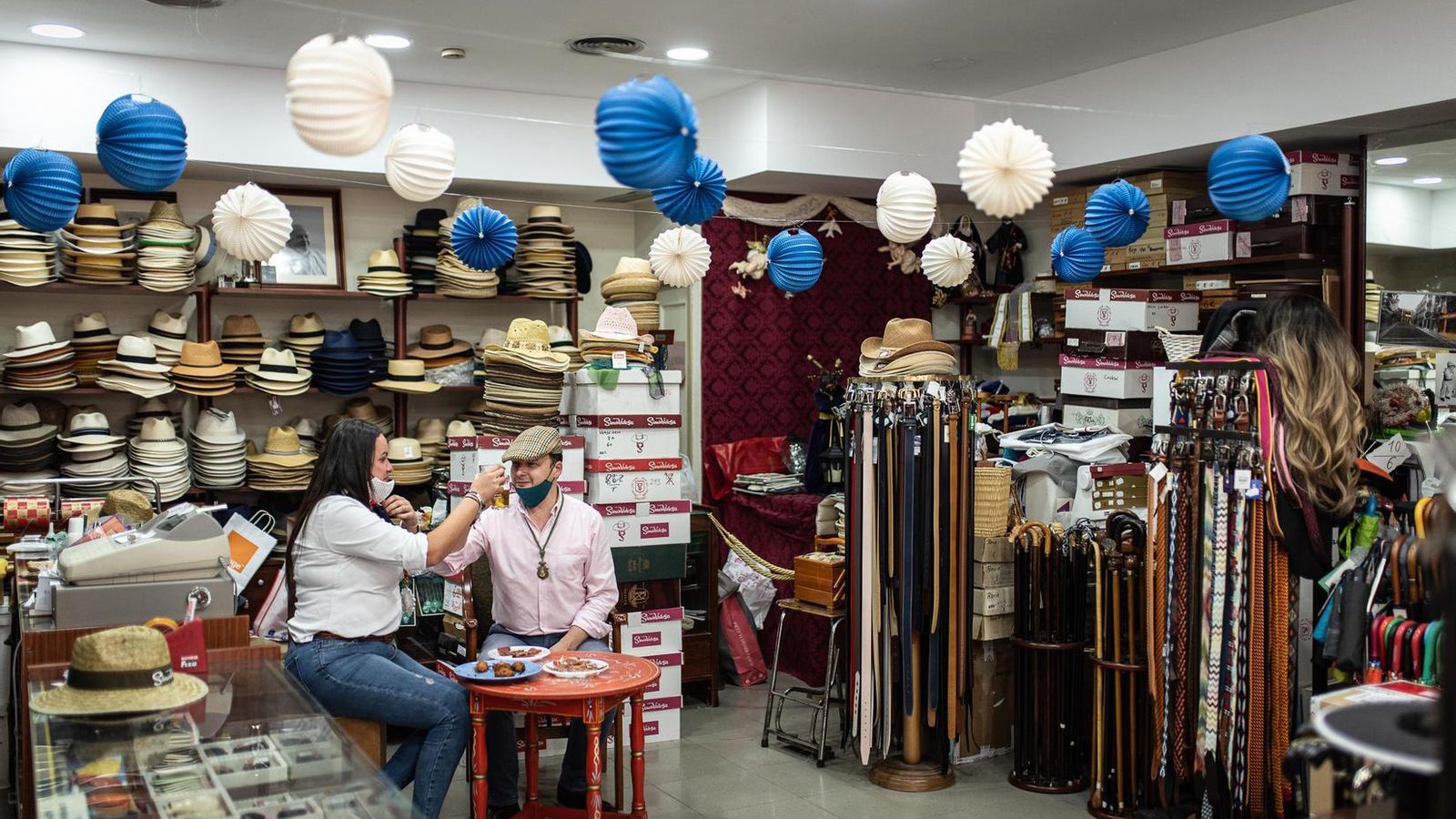 Milagros Simón agasaja a un cliente en su establecimiento engalanado aunque no haya camino.