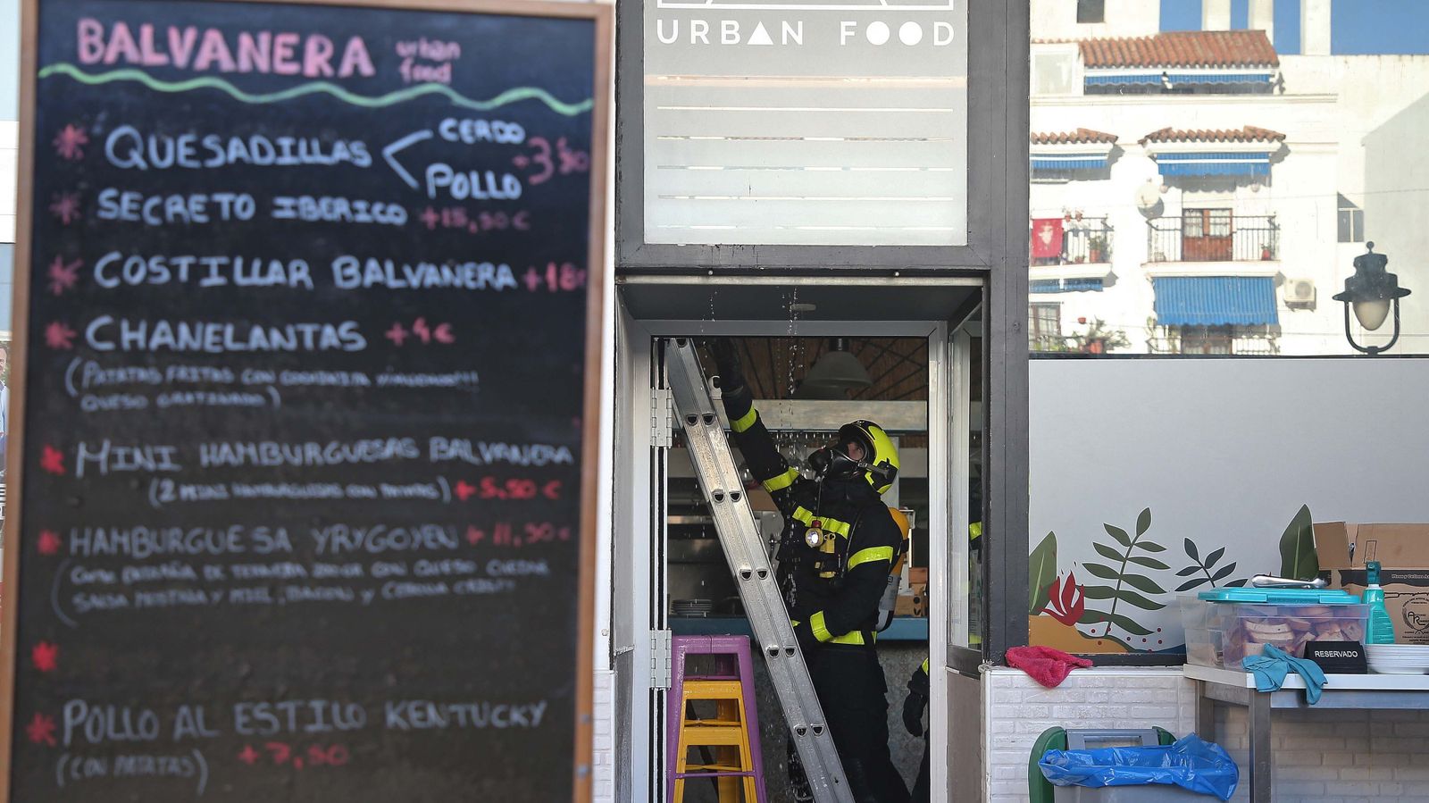 Fotos del incendio del restaurante Balvanera en Algeciras