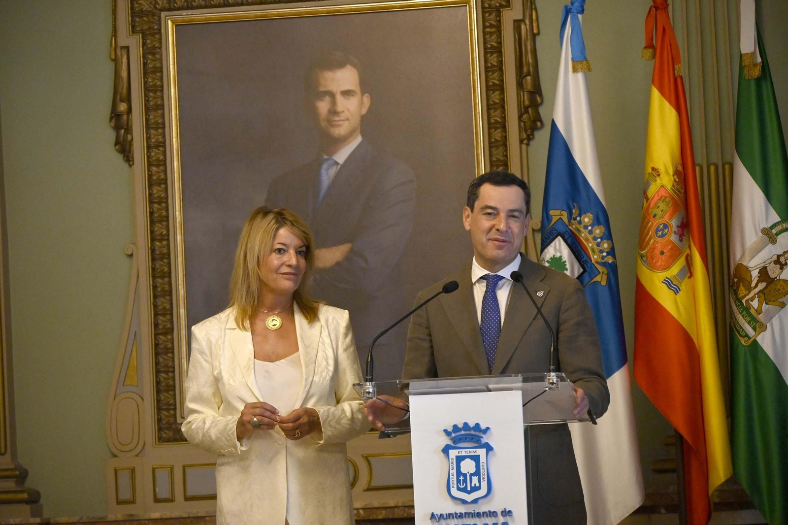 Visita de Juanma Moreno al Ayuntamiento de Huelva, en Imágenes