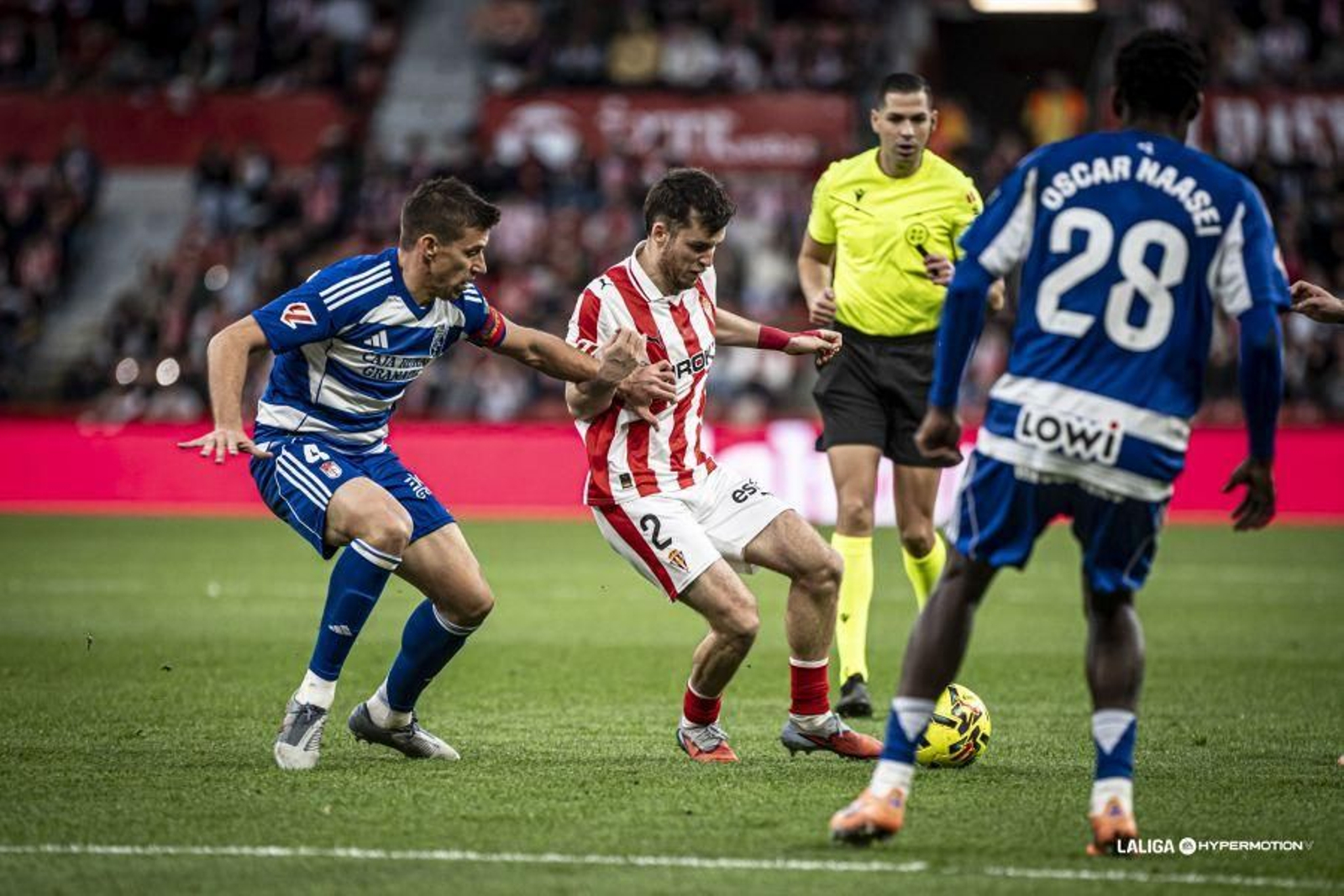 Rubén Alcaraz tratando de robar el balón a un rival.