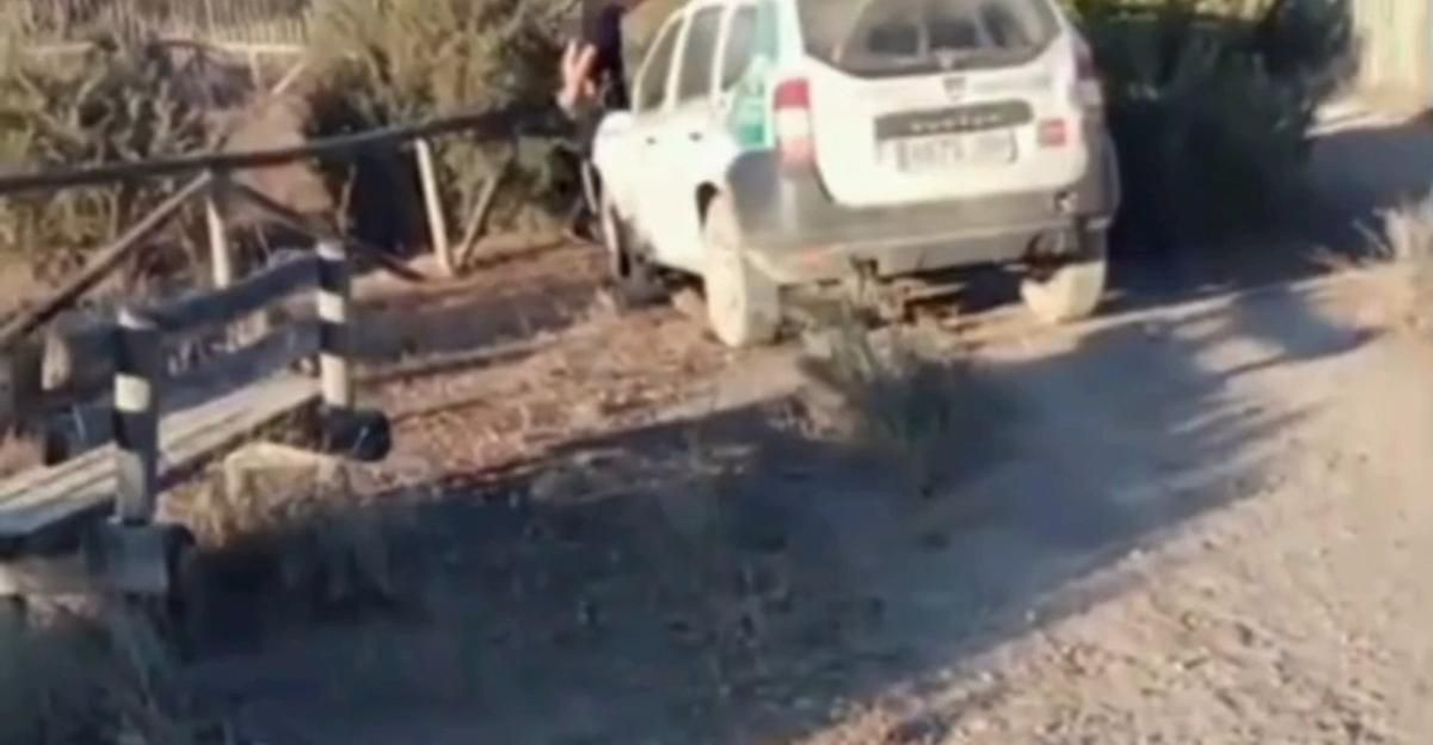 El vehículo robado y estrellado en el parque dunar de Matalascañas.
