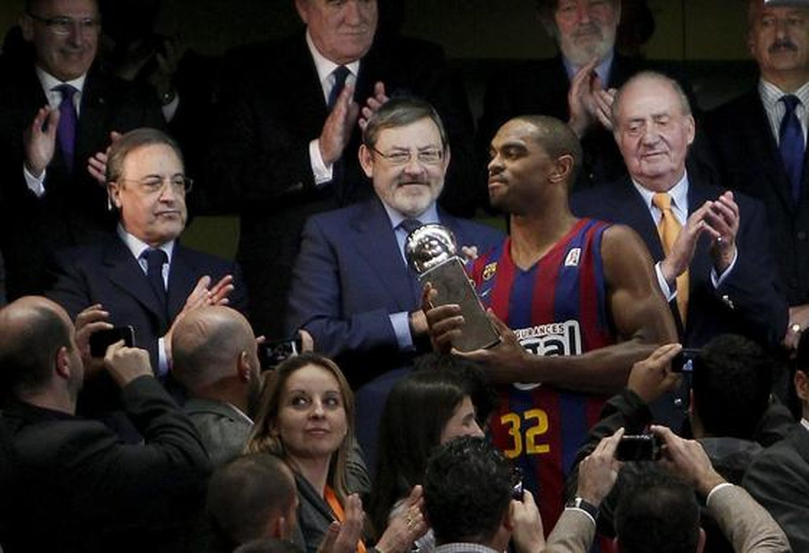 El Barcelona vence en la final de la Copa del Rey ante el Real Madrid por segundo año consecutivo  (68-60). / EFE