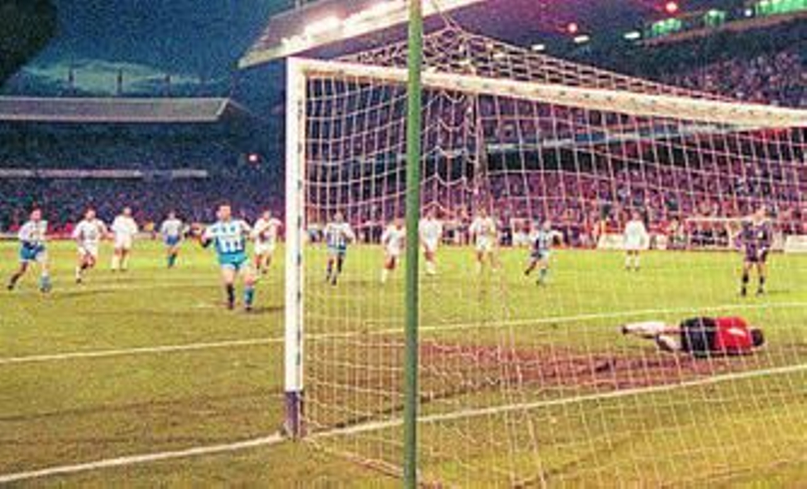 González detiene el penalti a Djukic en el encuentro que midió al Deportivo y al Valencia en Riazor en 1994.