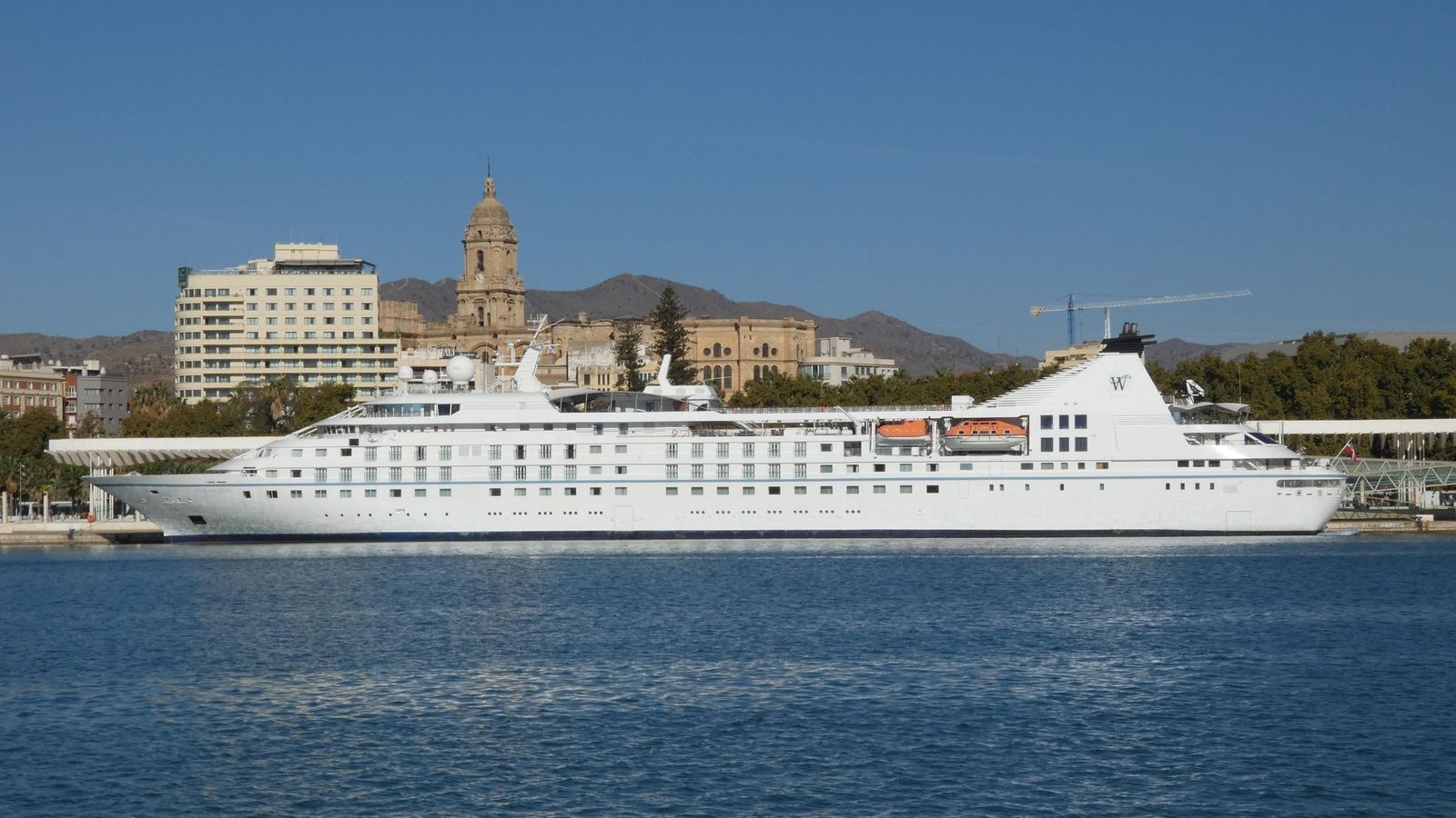 El 'Star Legend' junto al Palmeral de las Sorpresas.