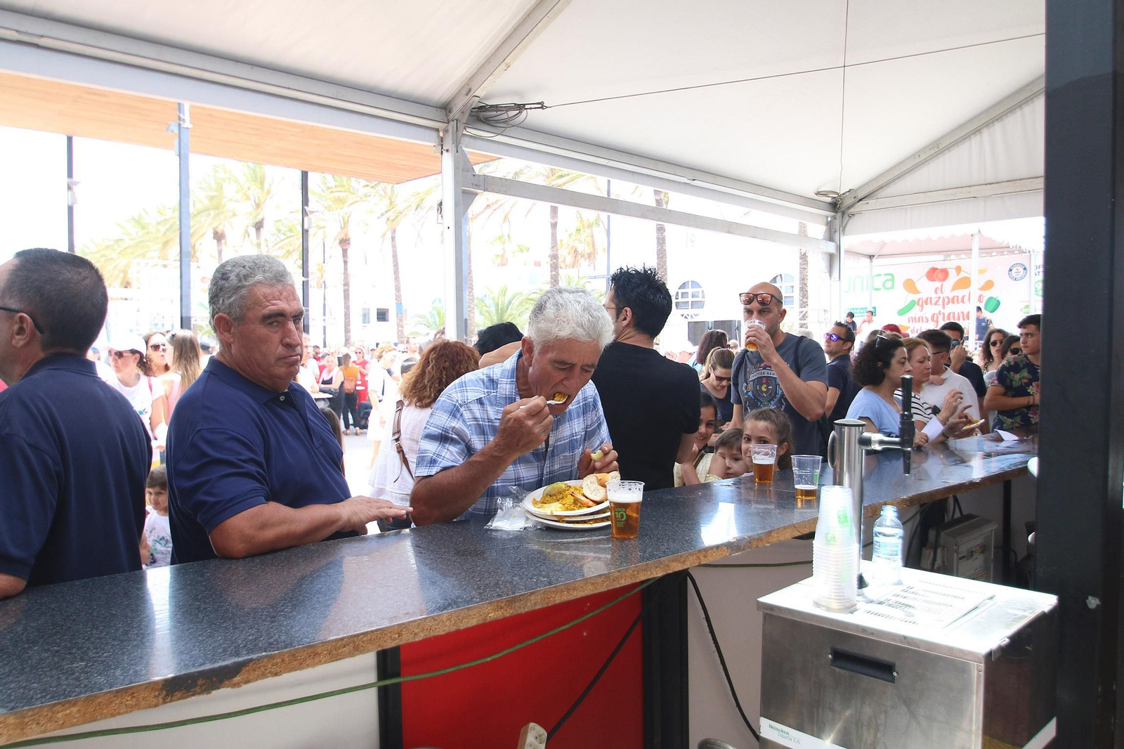 Fotogalería del récord Guinnes del gazpacho más grande del mundo