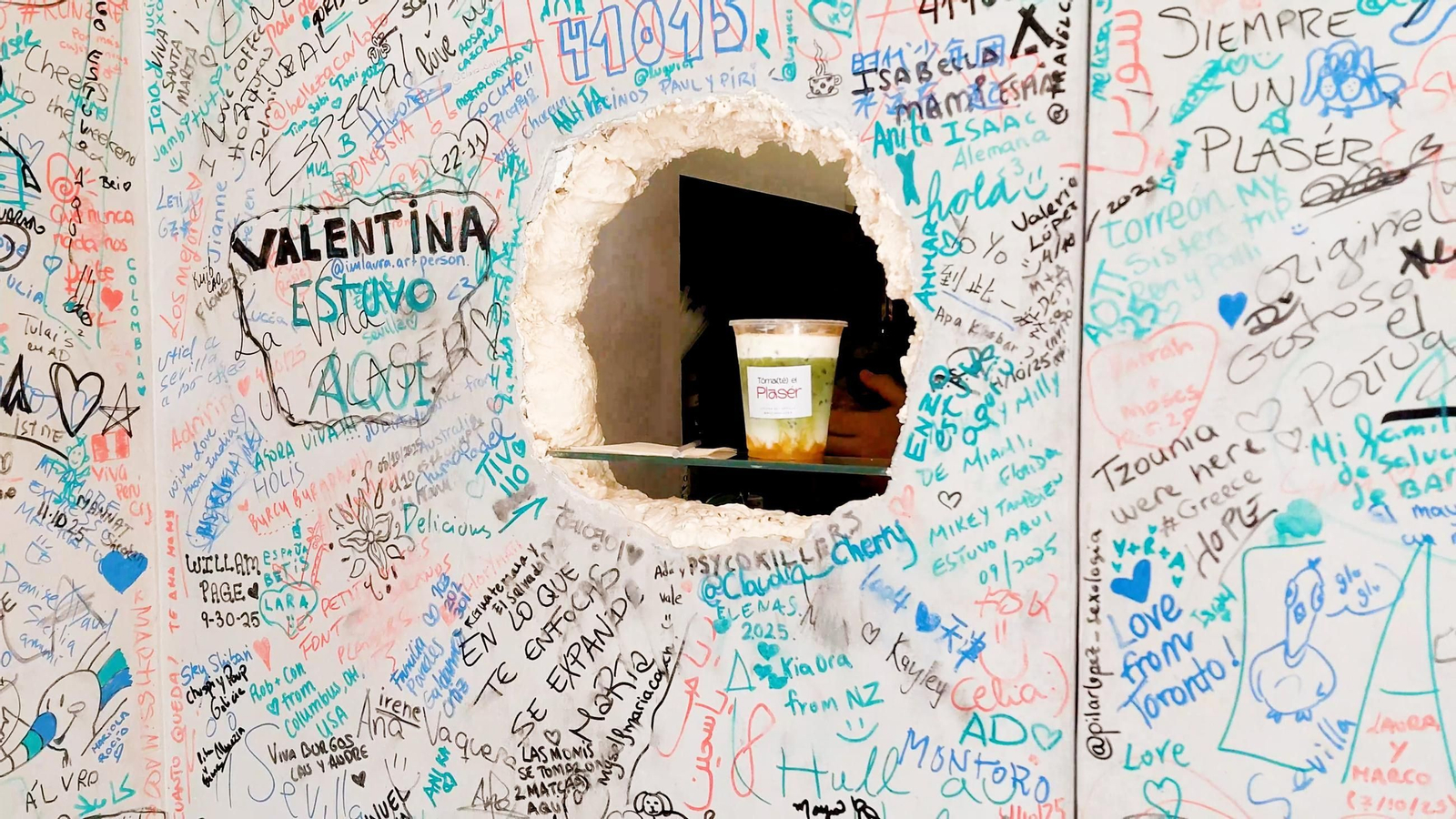 Solo lleva un mes abierto y ya hay gente que hace cola para tomarse una bebida de Plasér