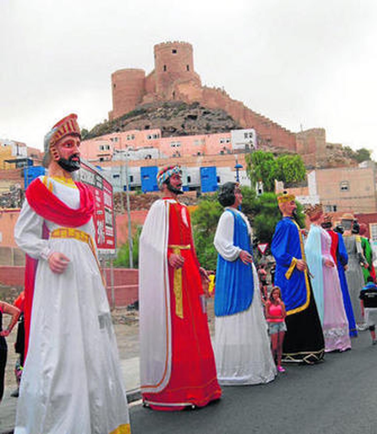 Los doce gigantes posan a los pies de la Alcazaba, símbolo almeriense.