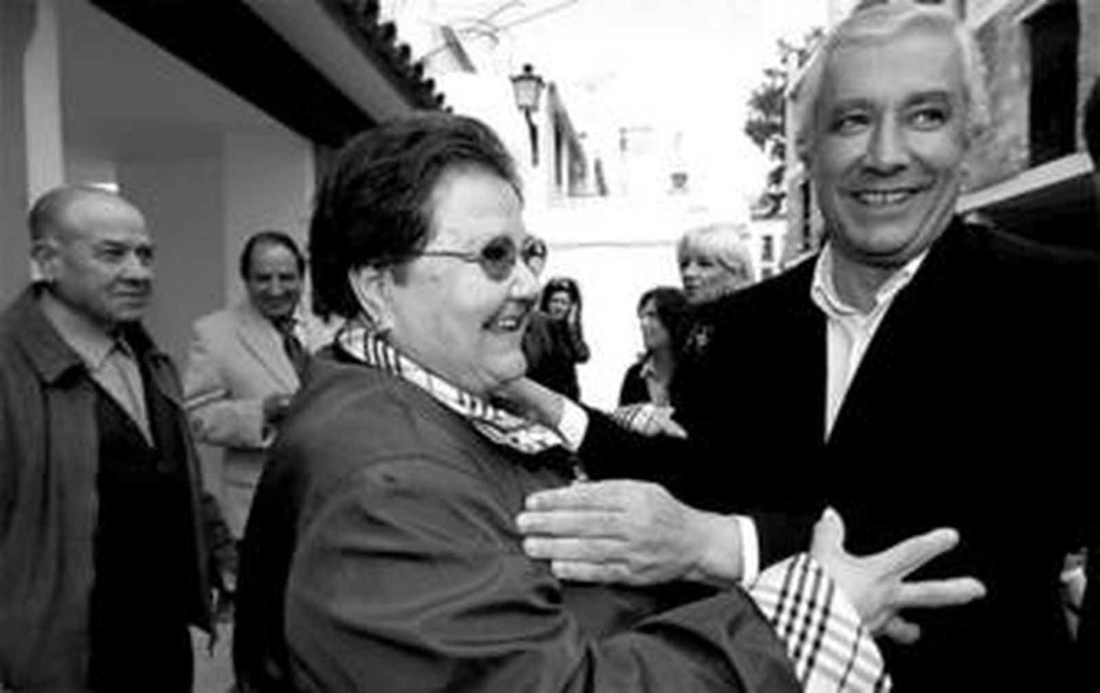 Javier Arenas, ayer con una vecina de Olvera.