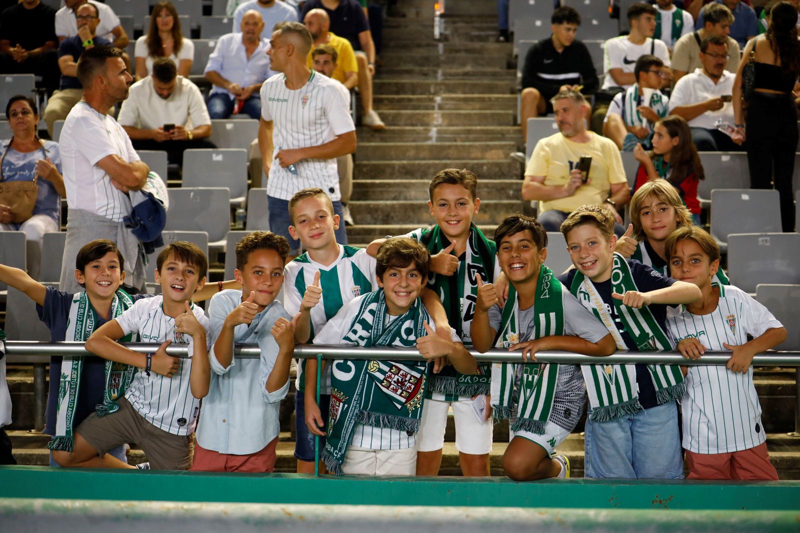 Las imágenes del ambiente en El Arcángel en el Córdoba CF - Linares