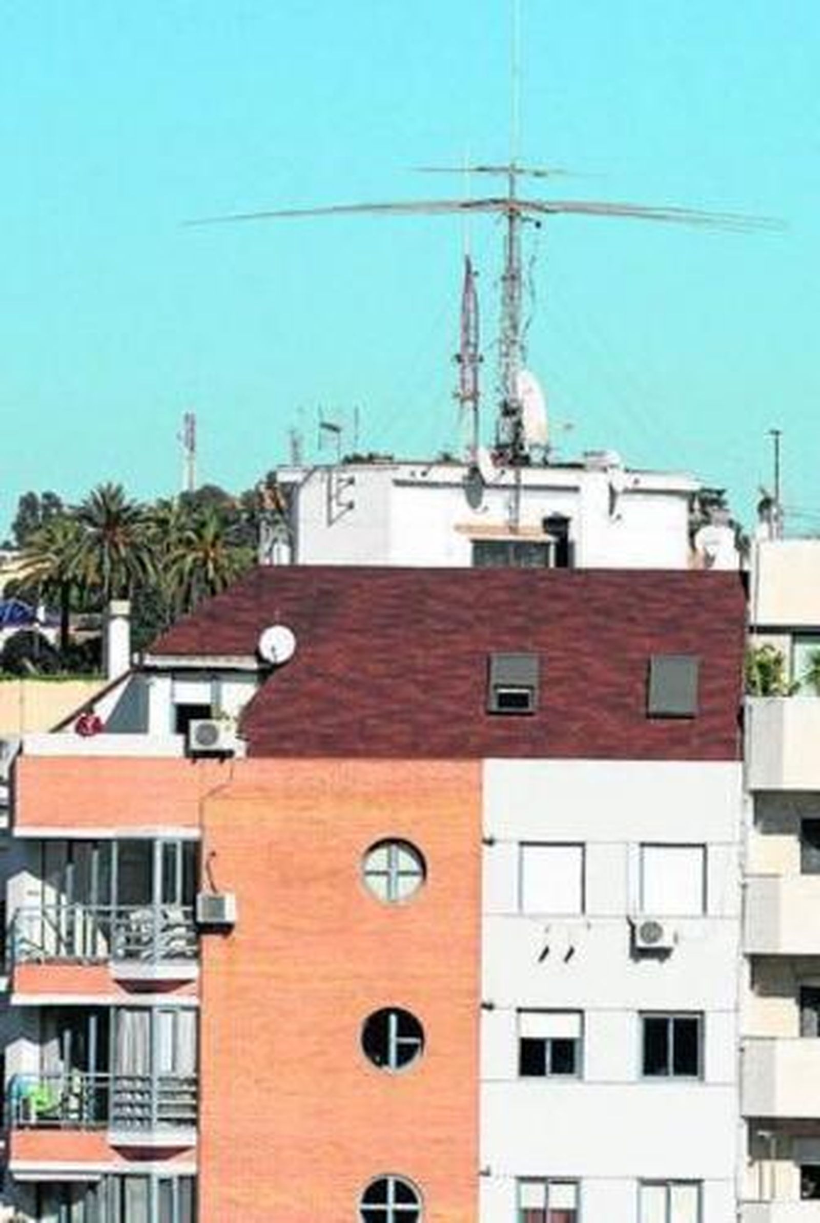 Antenas en un edificio de la capital onubense.
