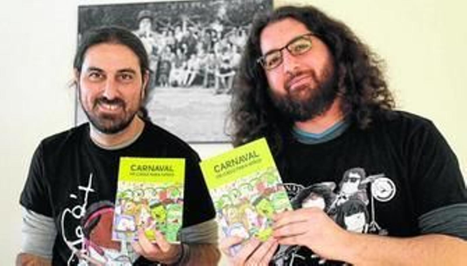 Iván Cano y Juan José Domínguez posan con ejemplares del libro en la redacción de 'Diario de Cádiz' ante una foto de Pepe 'El Sopa'.