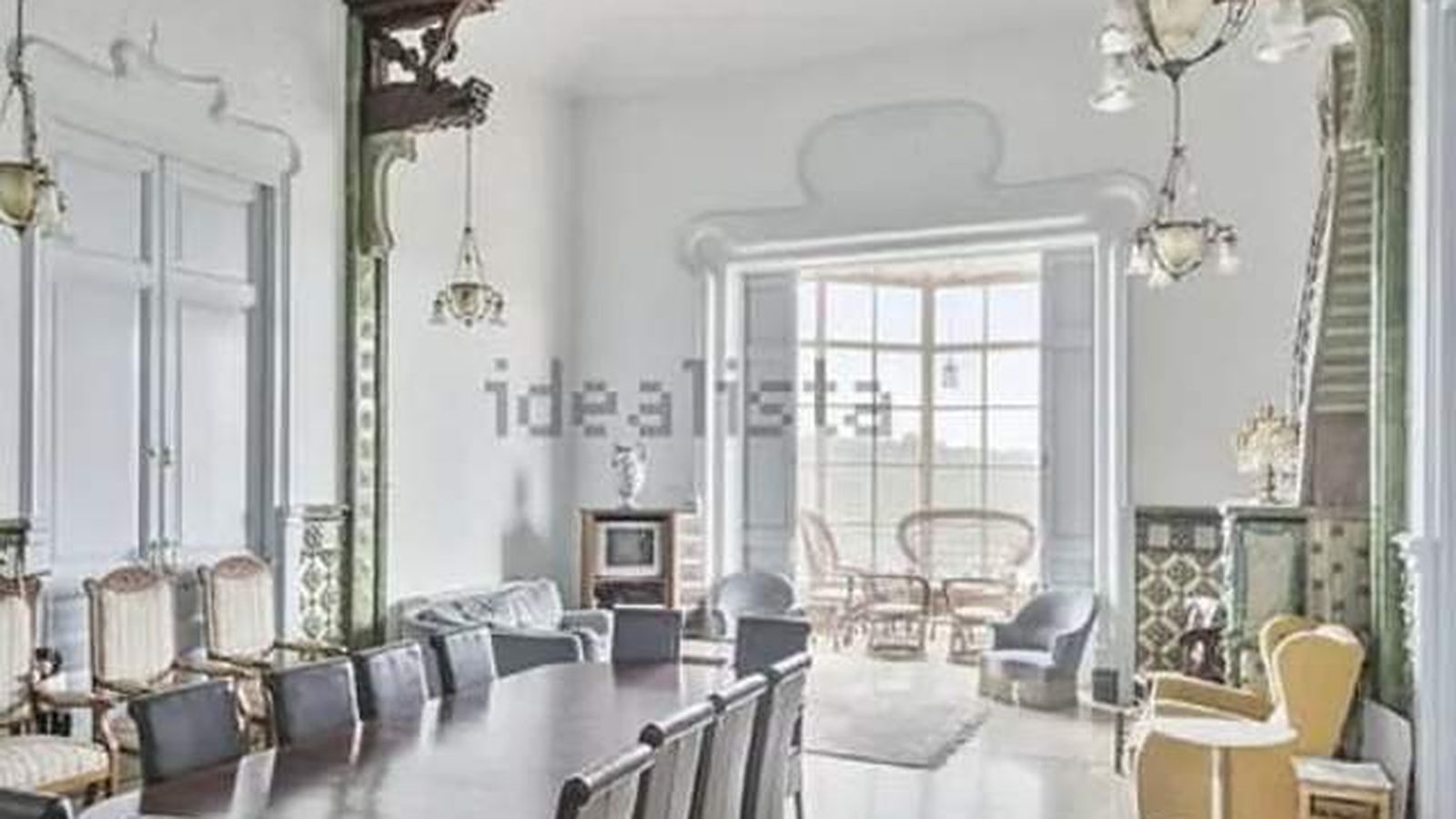 Uno de los imponentes salones de la vivienda principal.