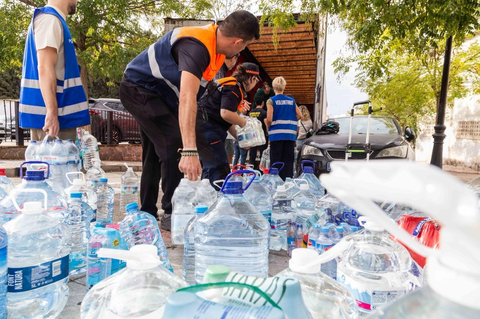 Un grupo de voluntarios preparando un camión con productos de primera necesidad. Un grupo de voluntarios preparando un camión con productos de primera necesidad.