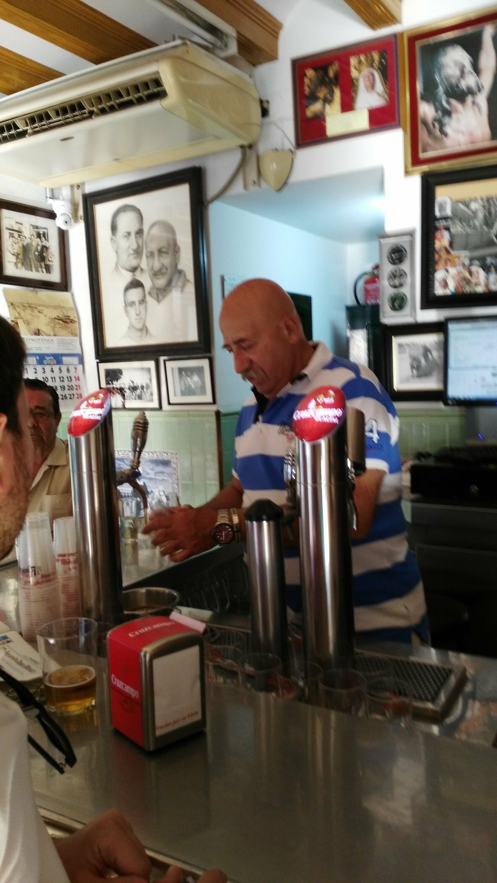 Ventura Pérez ejerciendo el oficio de tabernero en su bar del Arenal.