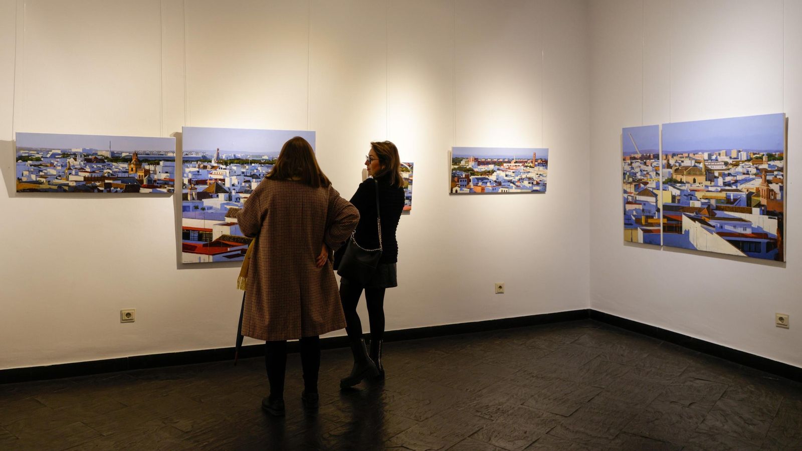 Unas visitantes recorren la muestra.