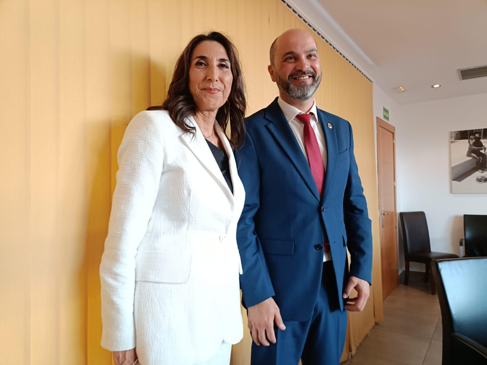 Paz Padilla junto a Miguel Alconchel, alcalde de Los Barrios