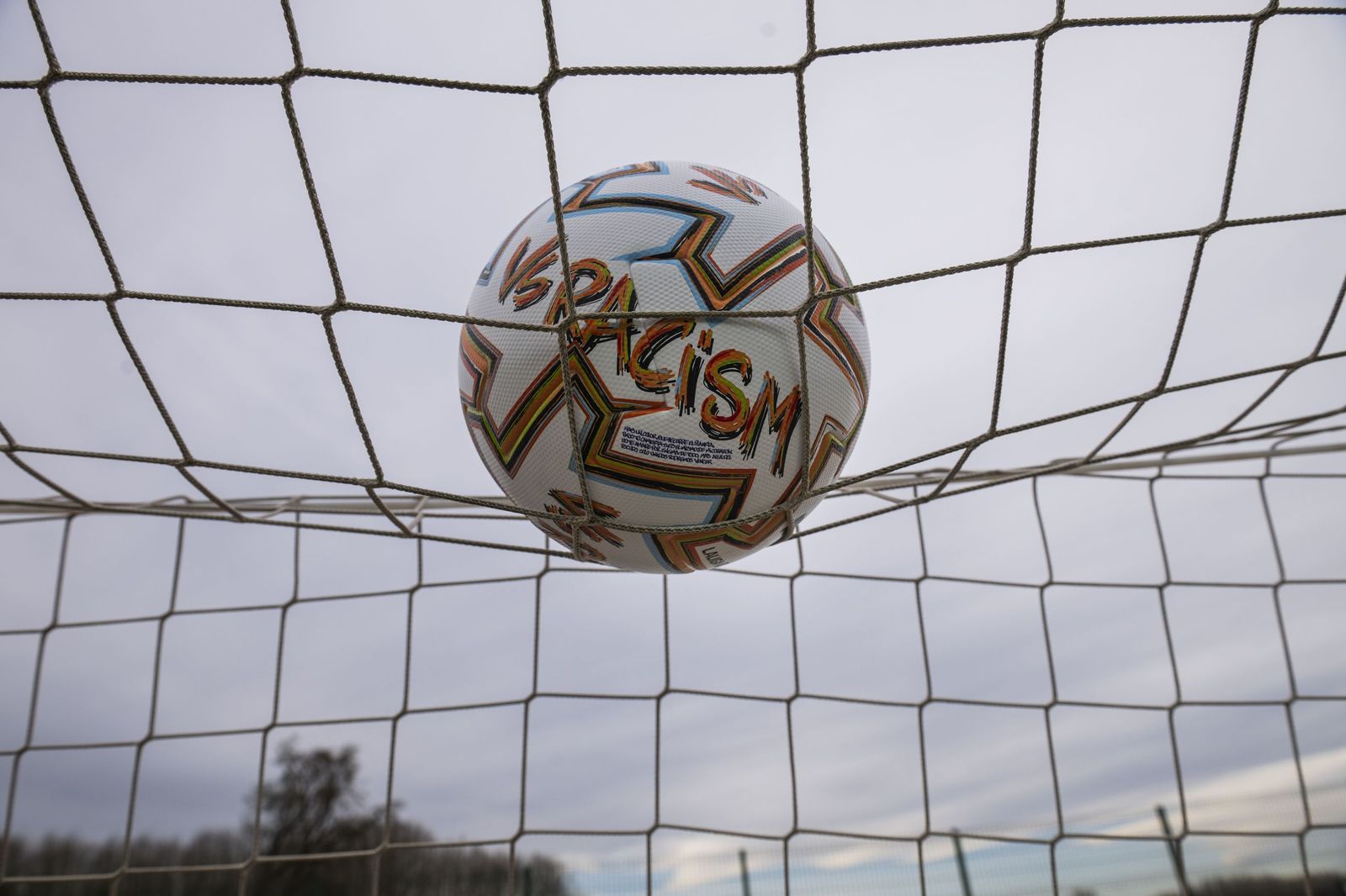 Balón contra el racismo en el Cádiz-Málaga CF