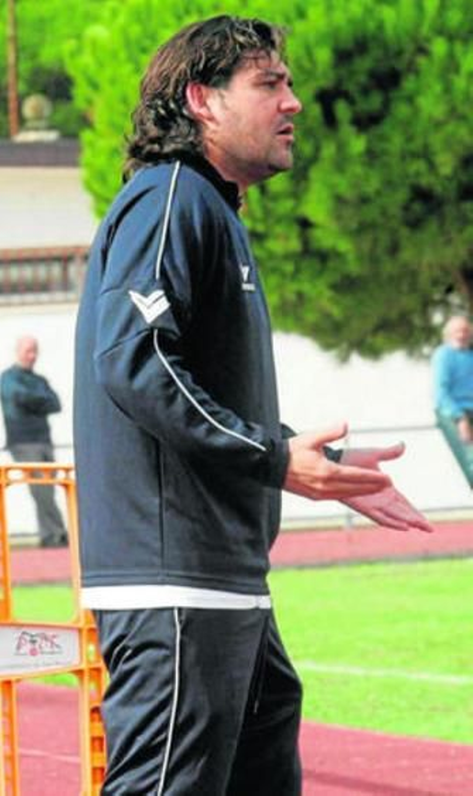 Sevi, dando órdenes a sus pupilos en el campo del San Roque.
