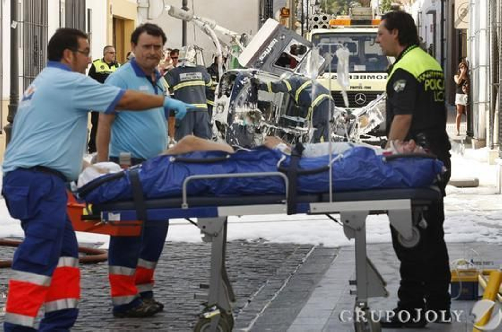El piloto, que intentó aterrizar, acabó a pocos metros de la Iglesia Prioral Portuense. Heridos el piloto y los dos pasajeros, que tomaban imágenes turísticas de la ciudad./Fotos:Fito Carreto

Foto: Fito Carreto