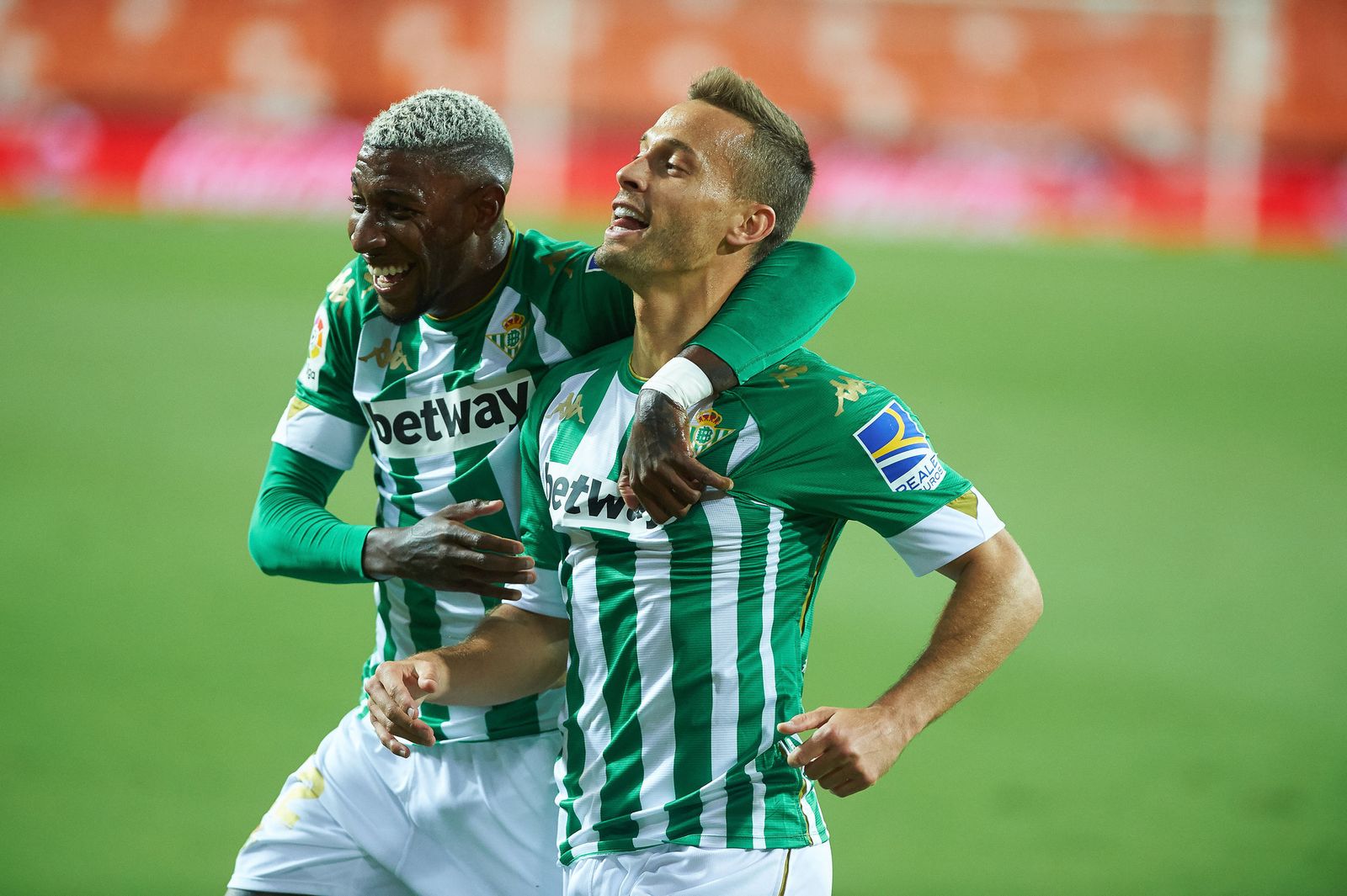 Canales celebra con Emerson su gol, el 0-1 provisional.