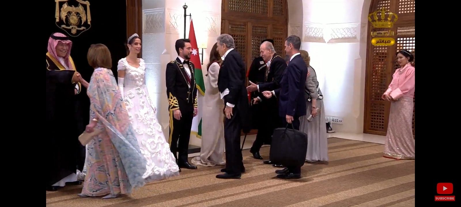 Don Juan Carlos saluda a la reina Rania en la recepción nocturna en Ammán