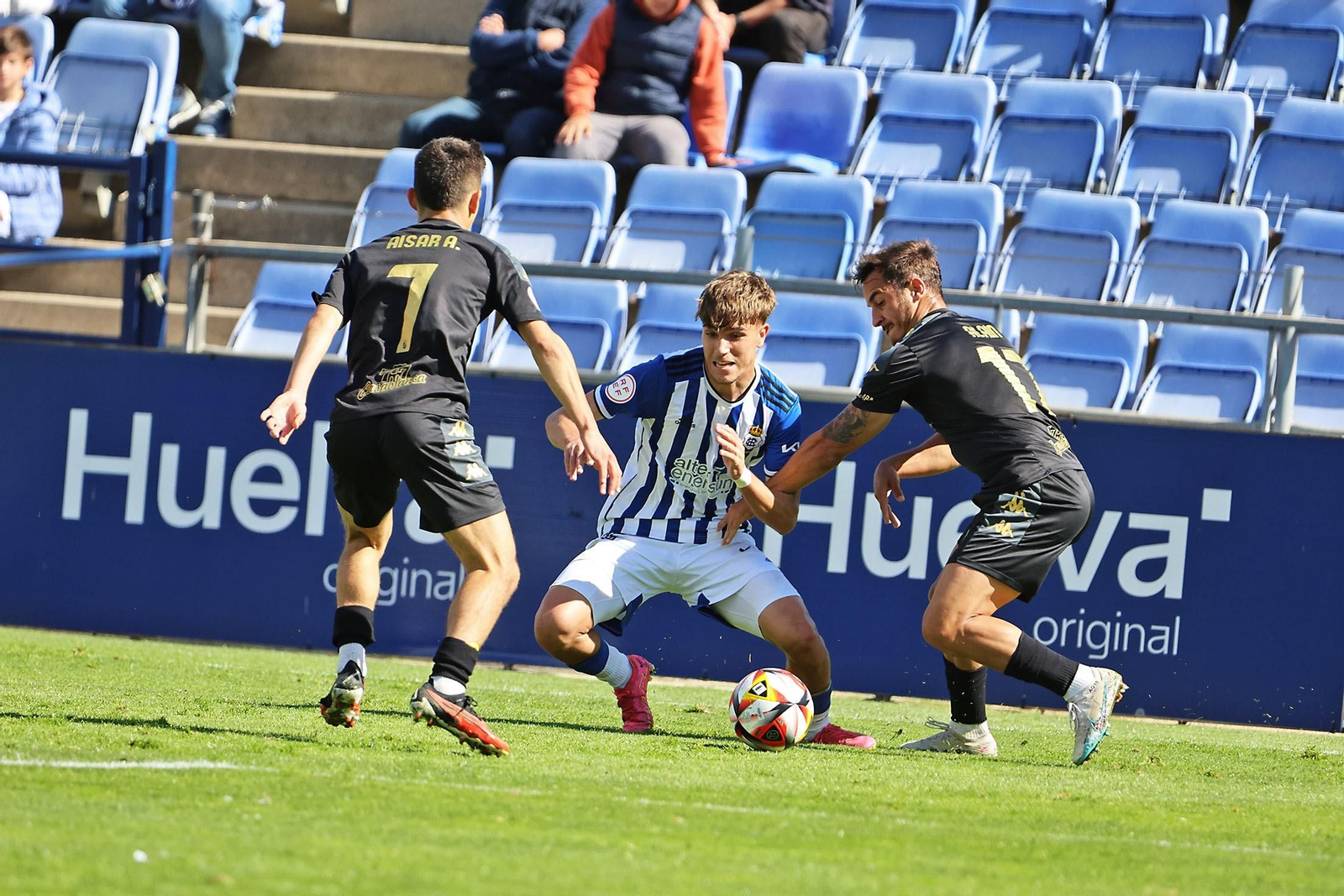 Aisar y Alain presionan a De la Rosa durante el Recre-Ceuta de la pasada temporada.