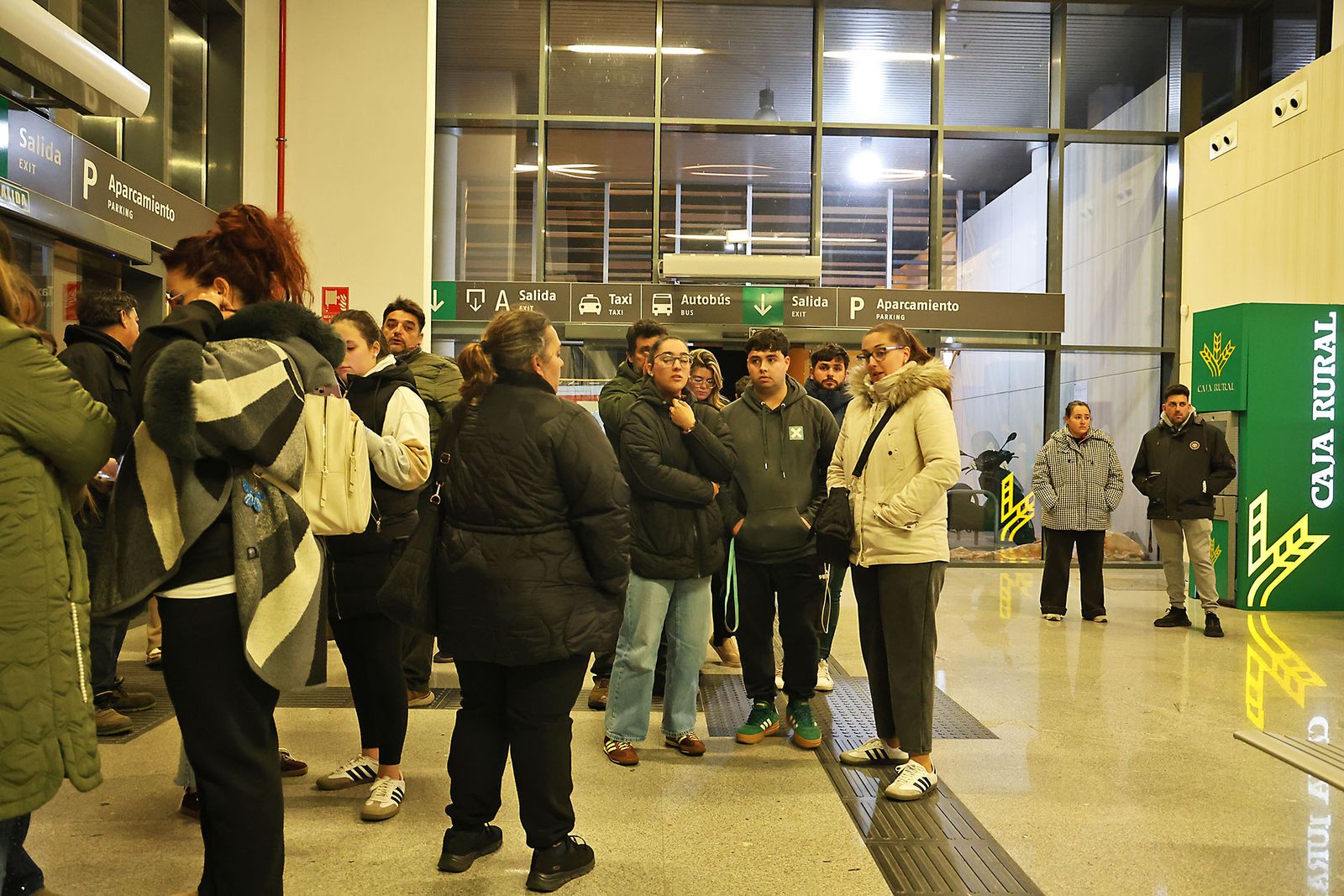 Las Fotografías del dispositivo de urgencia en la estación de Huelva para los afectados por el tren accidentado