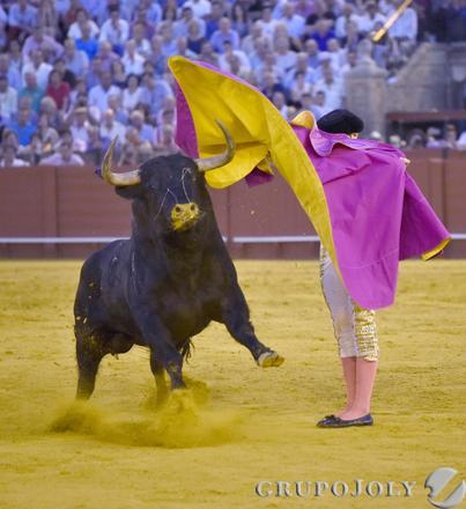 Javier Jiménez en el sexto toro./ Juan Carlos Vázquez