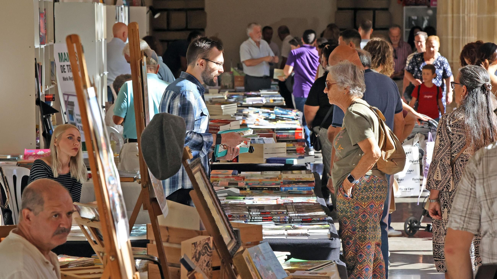 Imágenes del gran ambiente en la Feria del Libro en Jerez