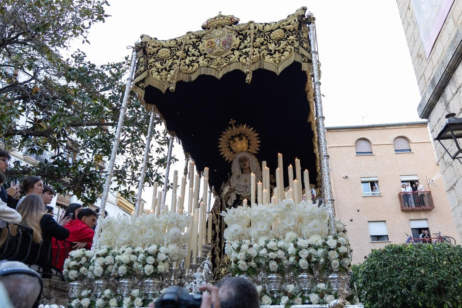 Las cofradías de la Vera Cruz, Expiración y Gran Poder lucen sus cortejos en la calle