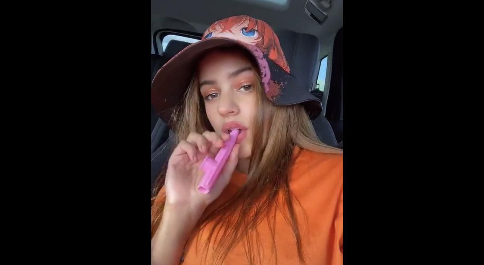 Rosalía tocando el kazoo.