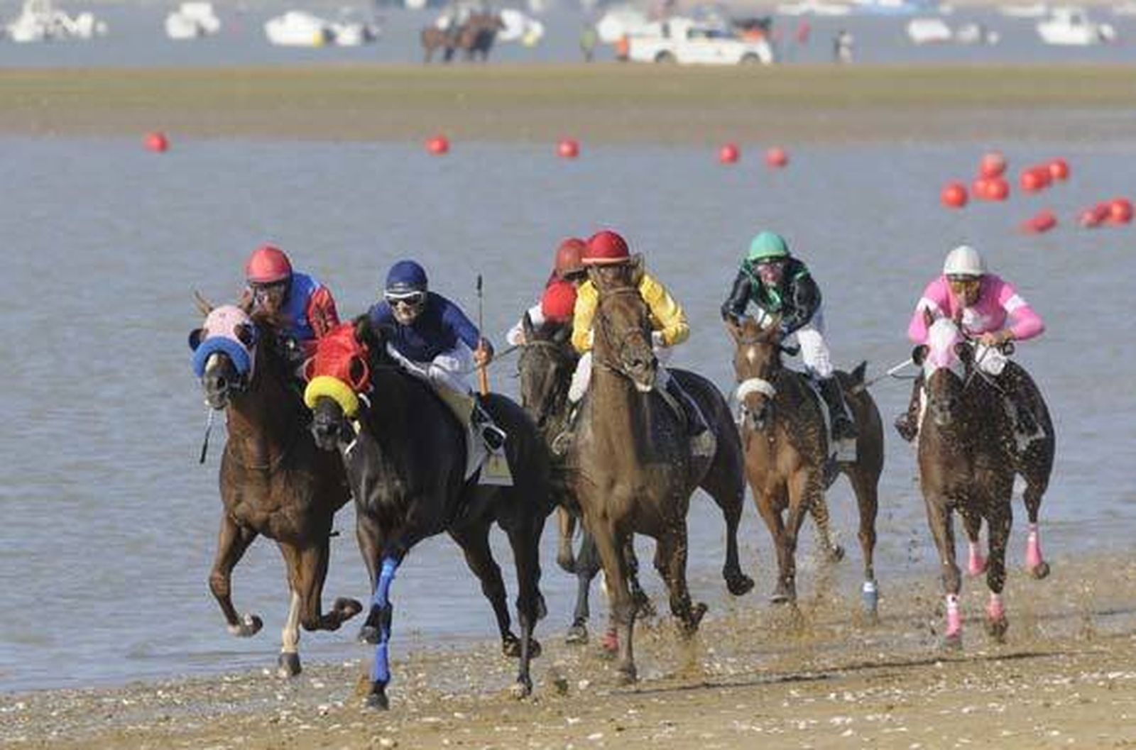 Los corredores en la playa de Sanlúcar  Foto: Gema Amil
