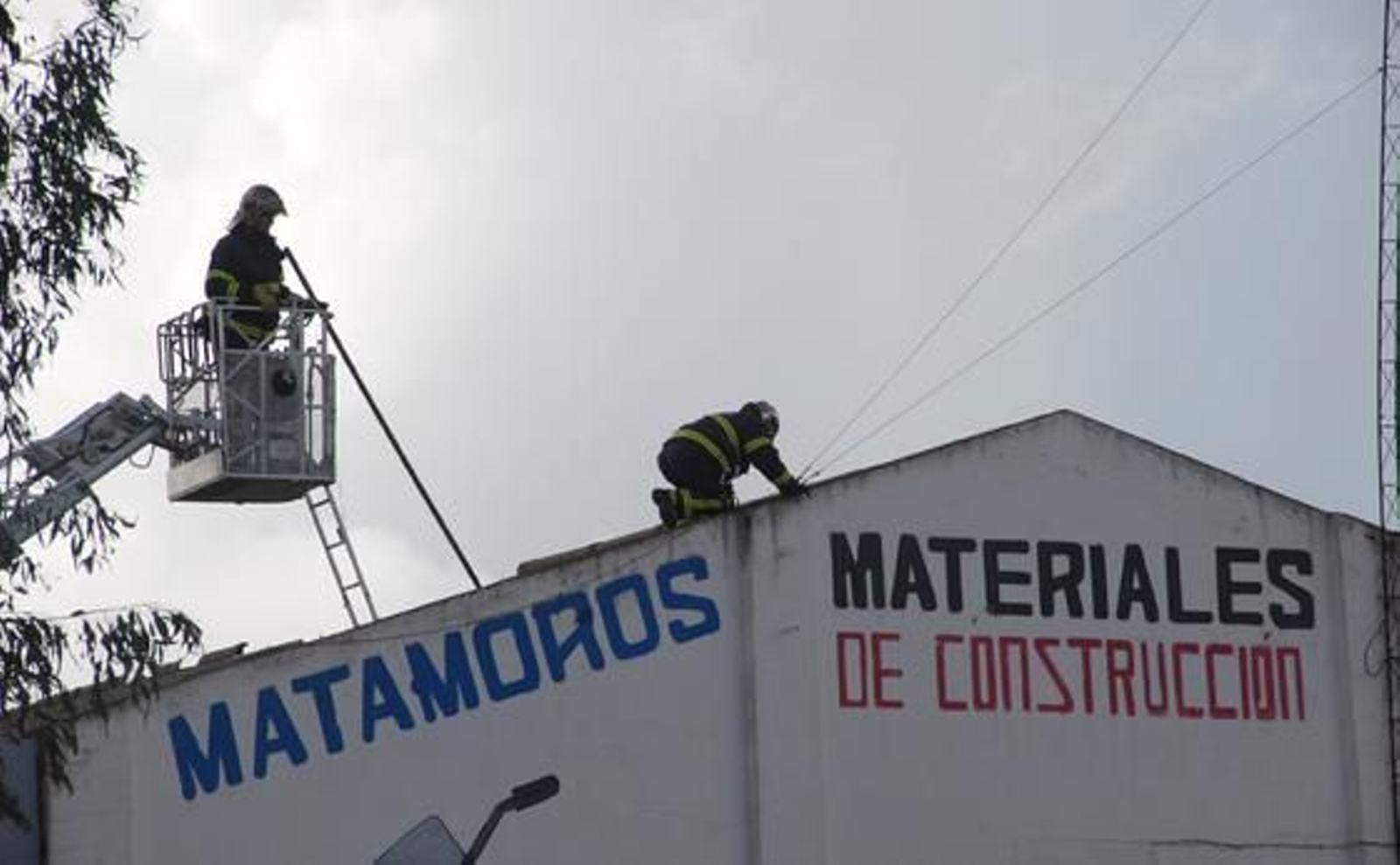 El fuerte viento causó destrozos en las instalaciones deportivas y en varias naves del Polígono de Fradricas

Foto: Rioja