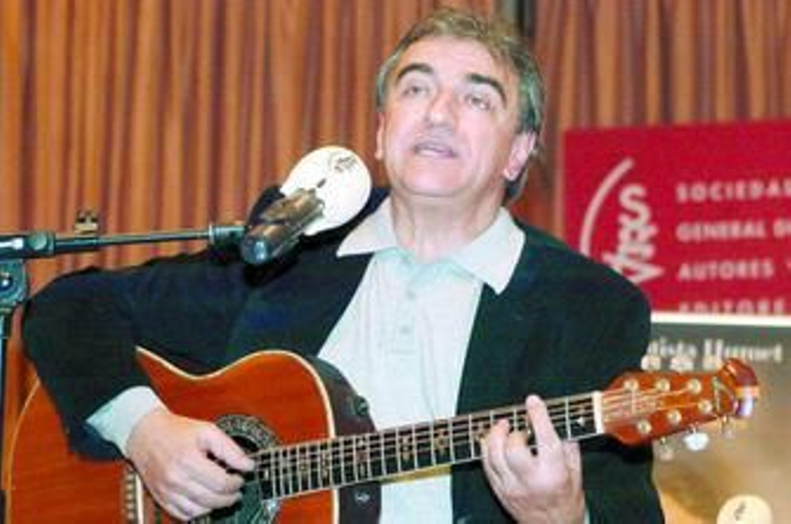 El cantautor Joan Baptista Humet, en una imagen de 2004 tomada durante uno de sus conciertos.