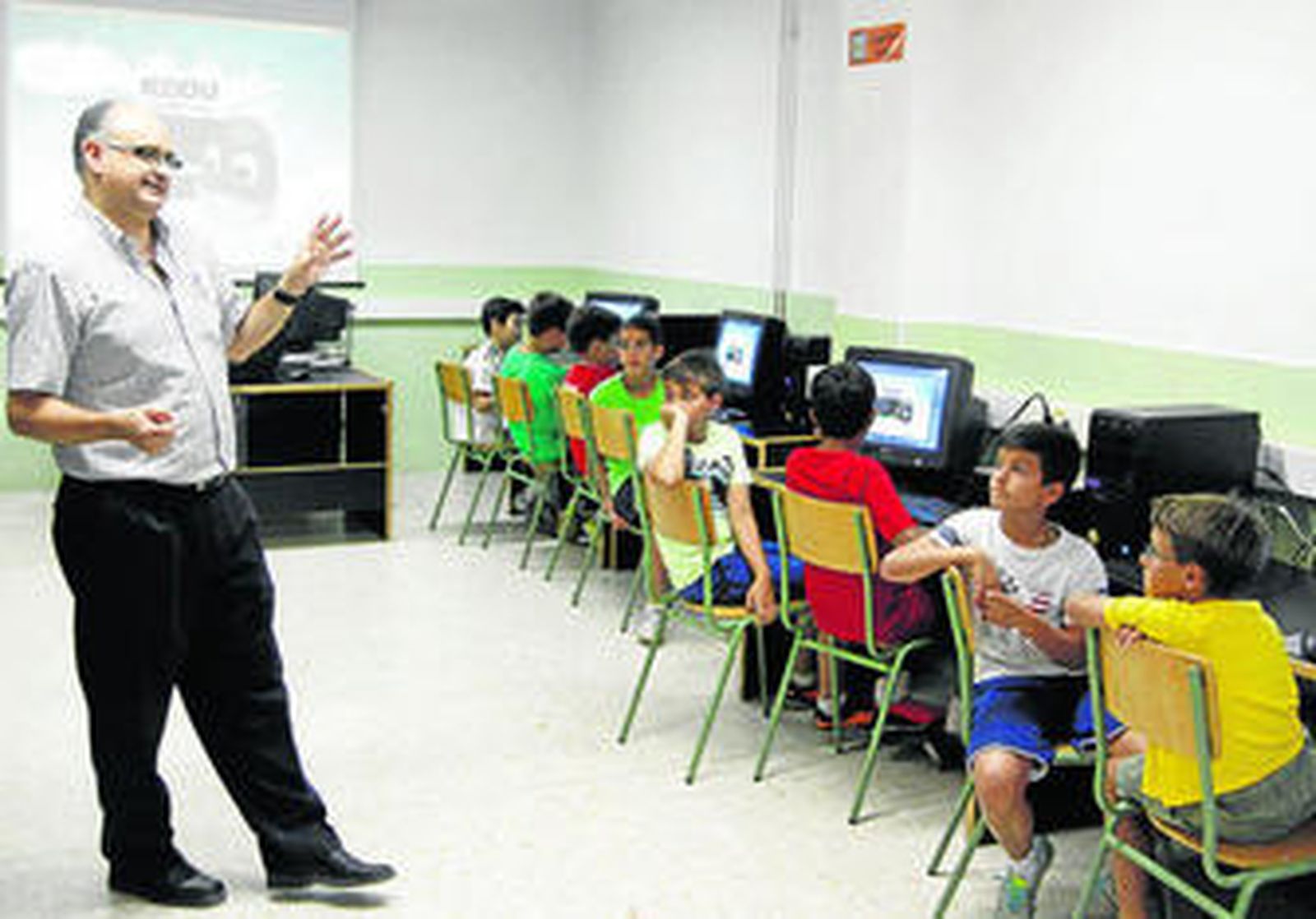 Algunos pequeños del curso aprendiendo las nociones básicas de programación.