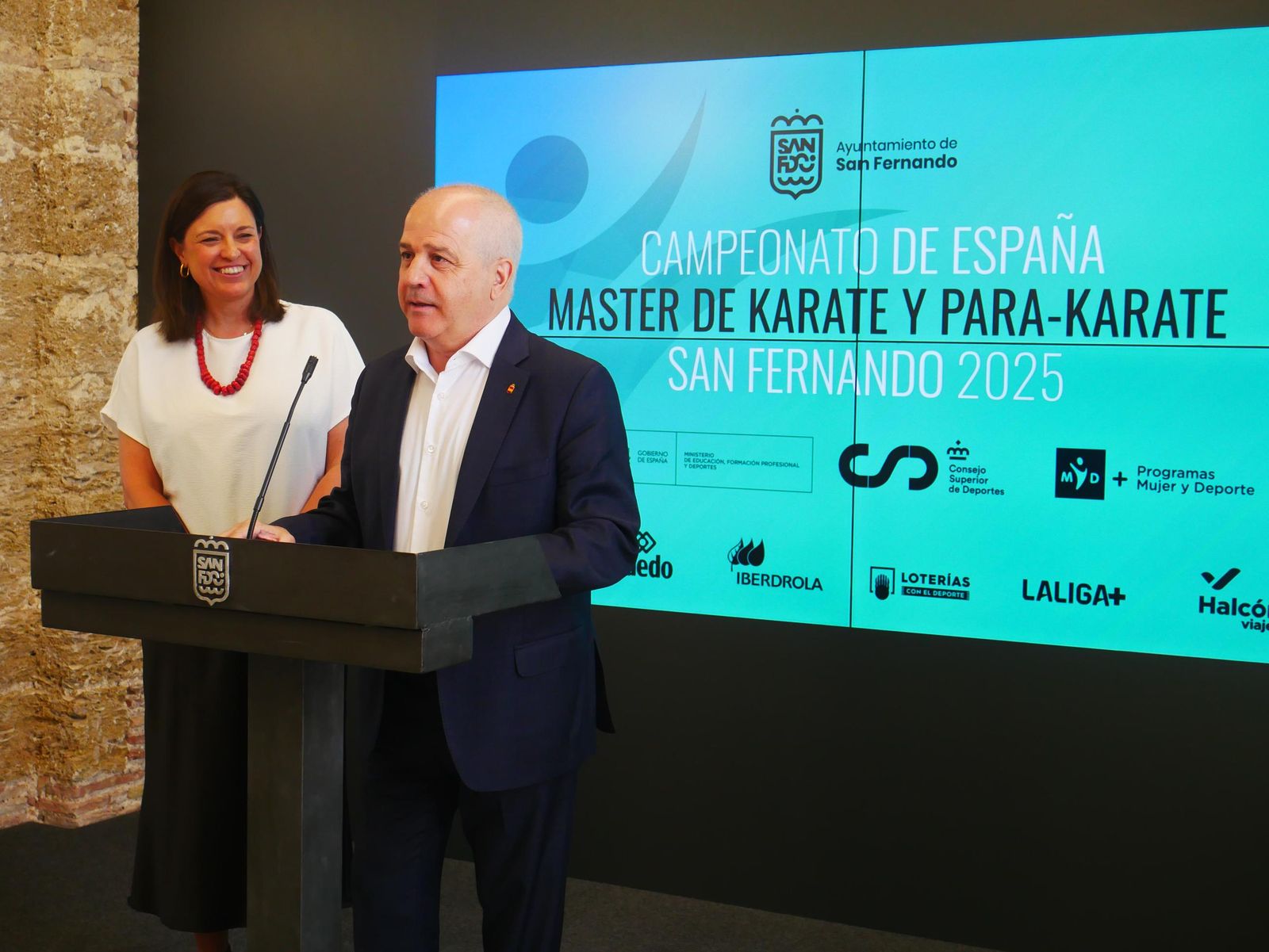 Moreno ofrece los detalles del campeonato ante la atenta mirada de la alcaldesa.