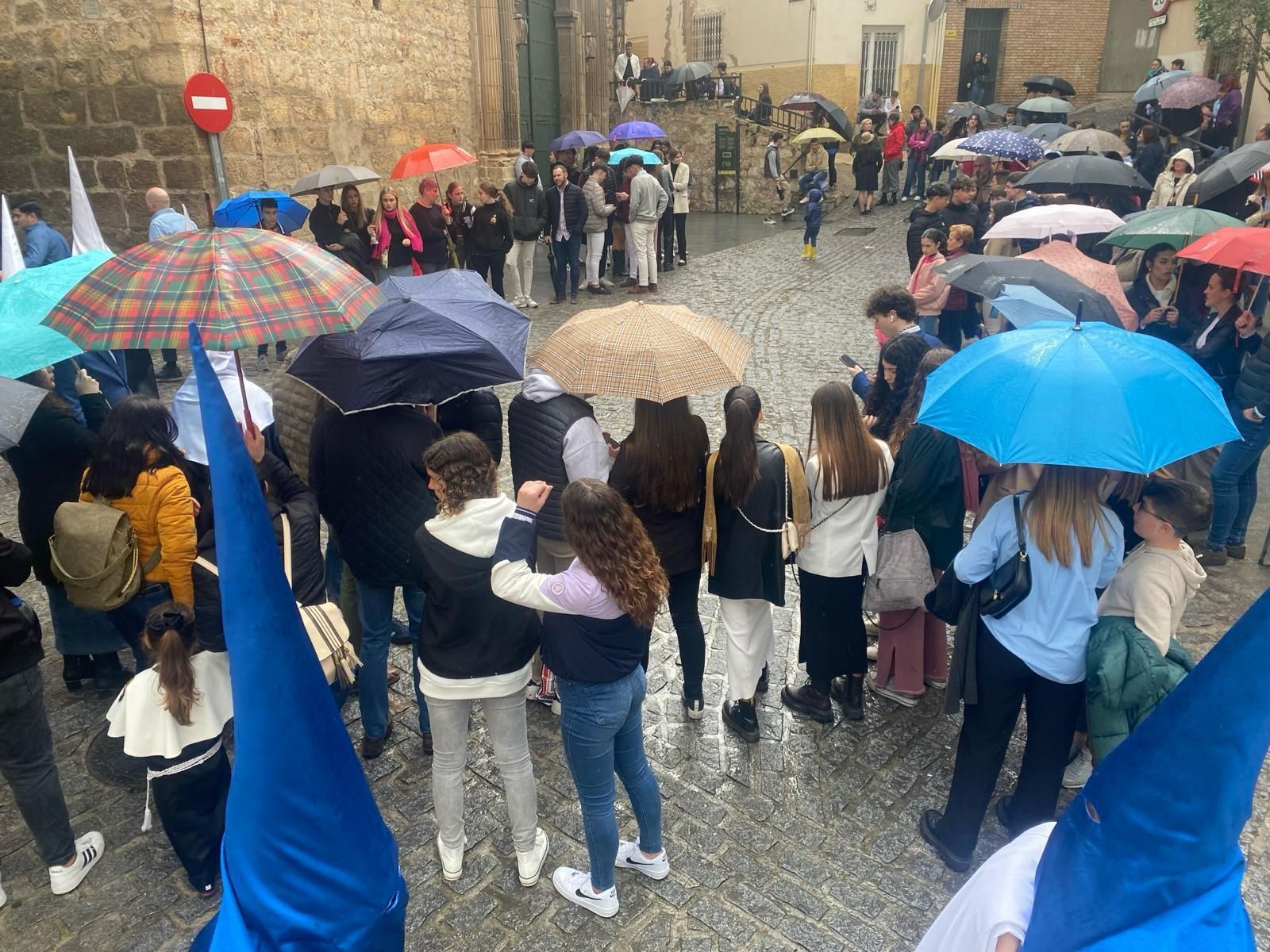 En imágenes: La lluvia suspende el Lunes Santo en cuestión de horas