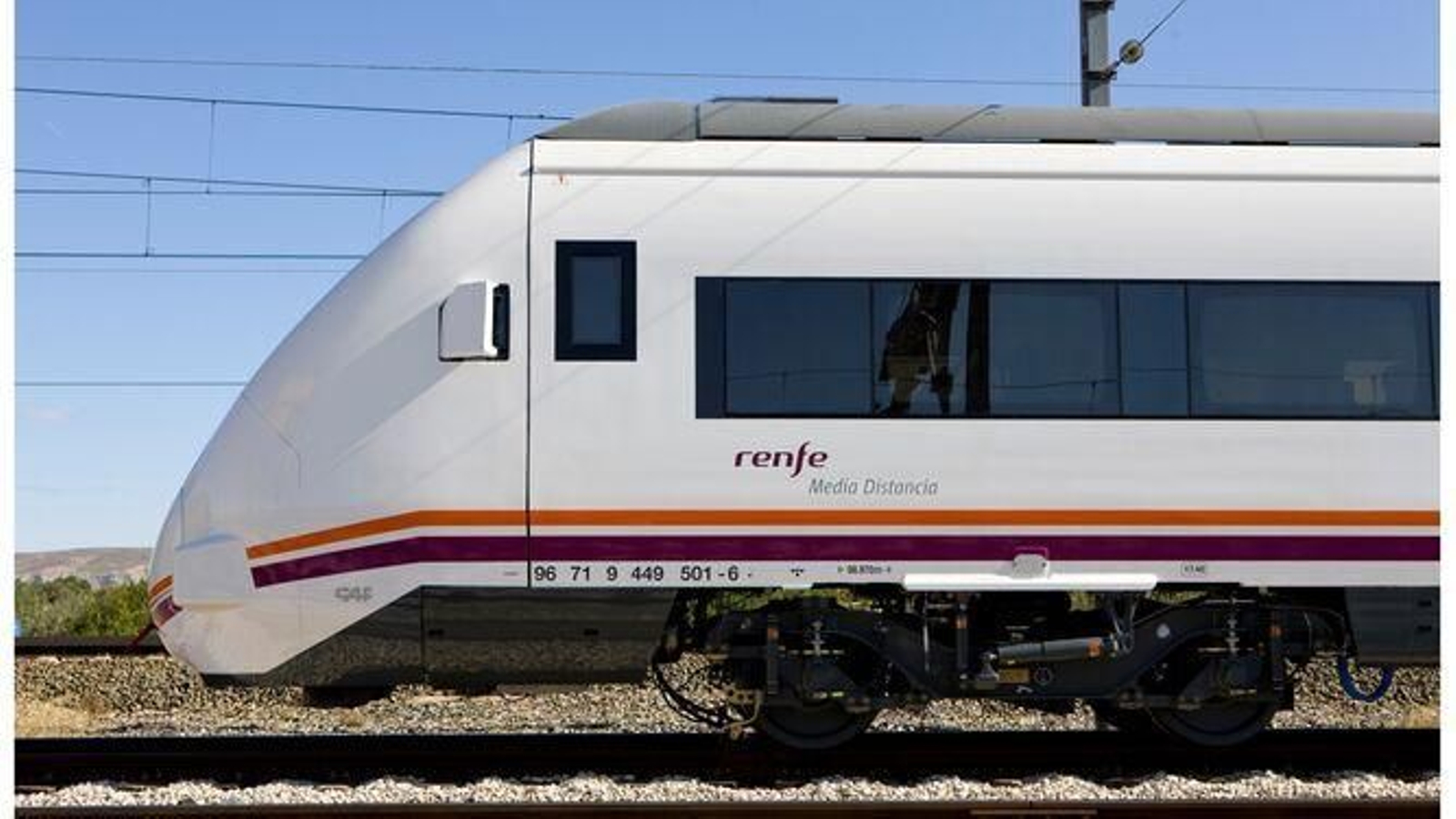Un tren Media Distancia recorre el trayecto Cádiz - Sevilla