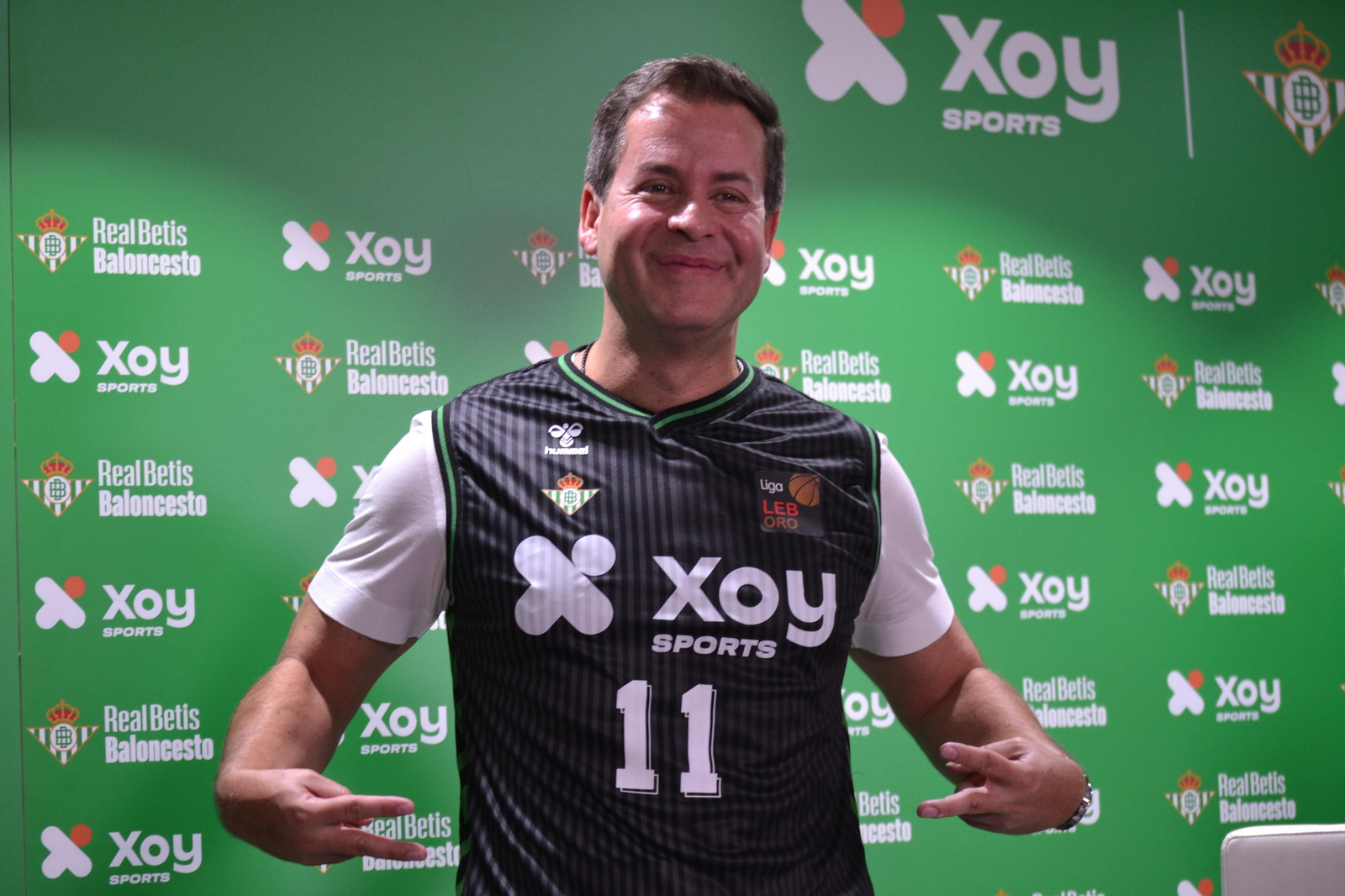 Carlos Lazo, sonriente con la camiseta del XOY Betis Baloncesto.